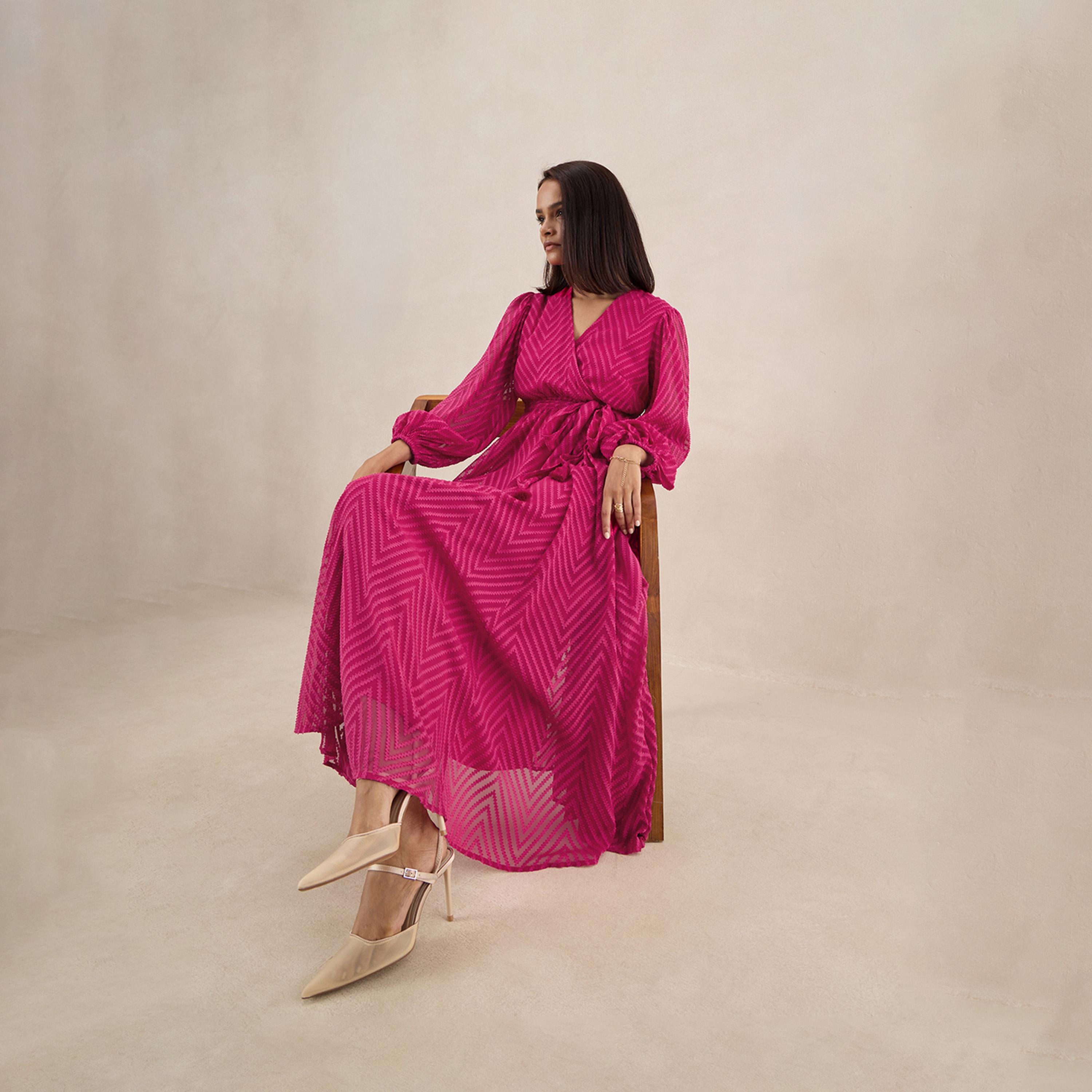 فيميلا × ستايلي - فستان ماكسي ملفوف بنمط خطوط منكسرة مع تفاصيل رباط الخصر-women-clothing-dresses-image-5