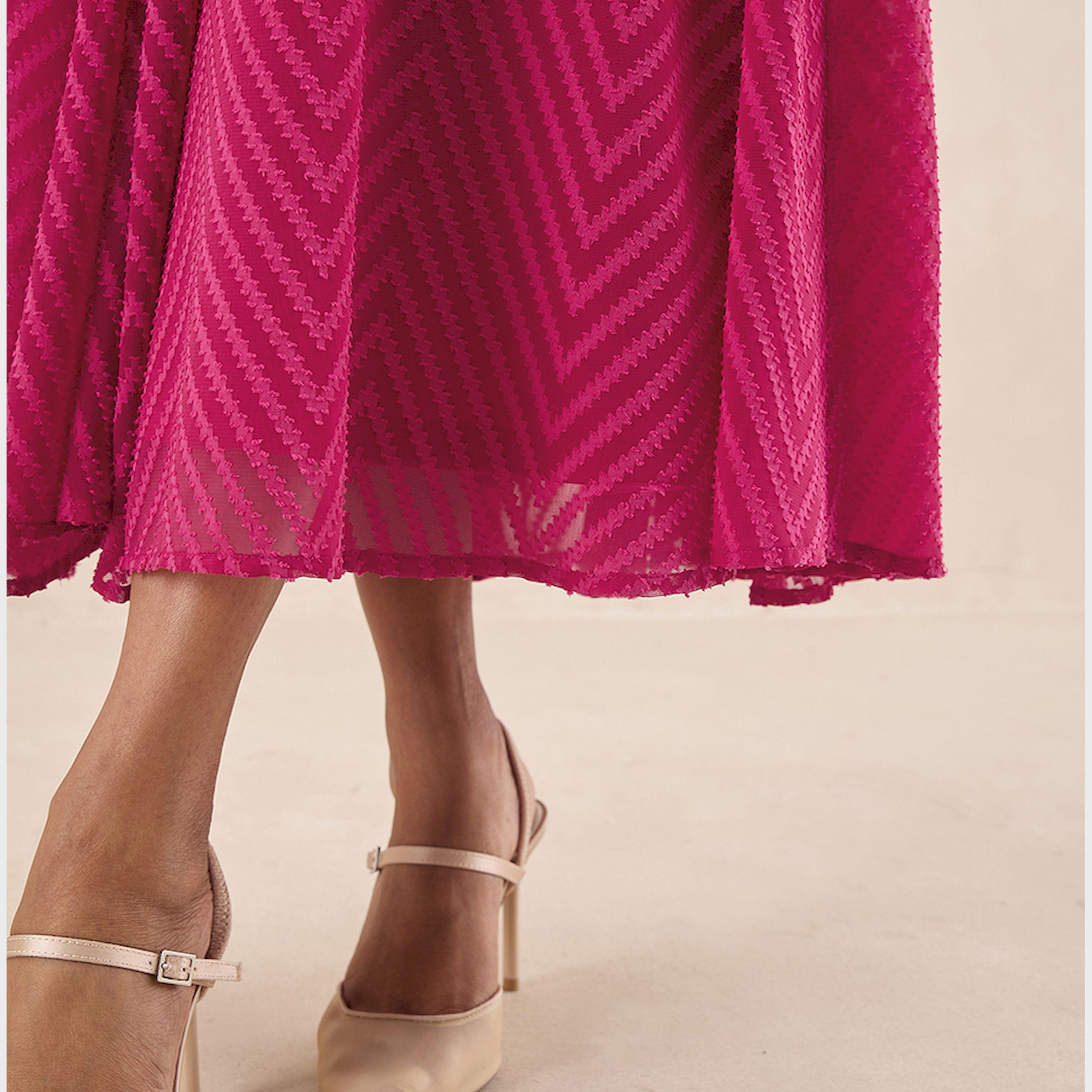 فيميلا × ستايلي - فستان ماكسي ملفوف بنمط خطوط منكسرة مع تفاصيل رباط الخصر-women-clothing-dresses-image-6