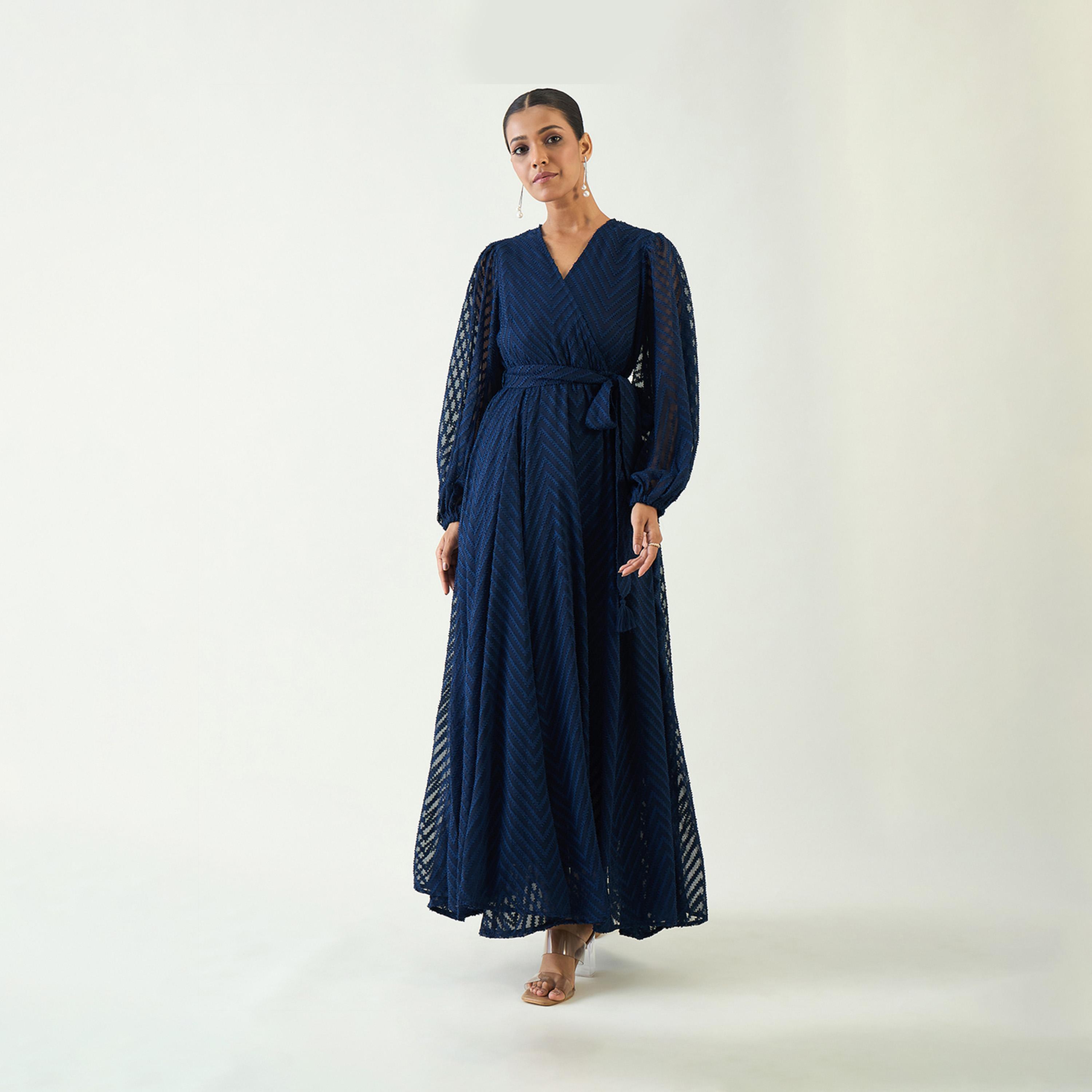 فيميلا × ستايلي - فستان ماكسي ملفوف بنمط خطوط منكسرة مع تفاصيل رباط الخصر-women-clothing-dresses-image-1
