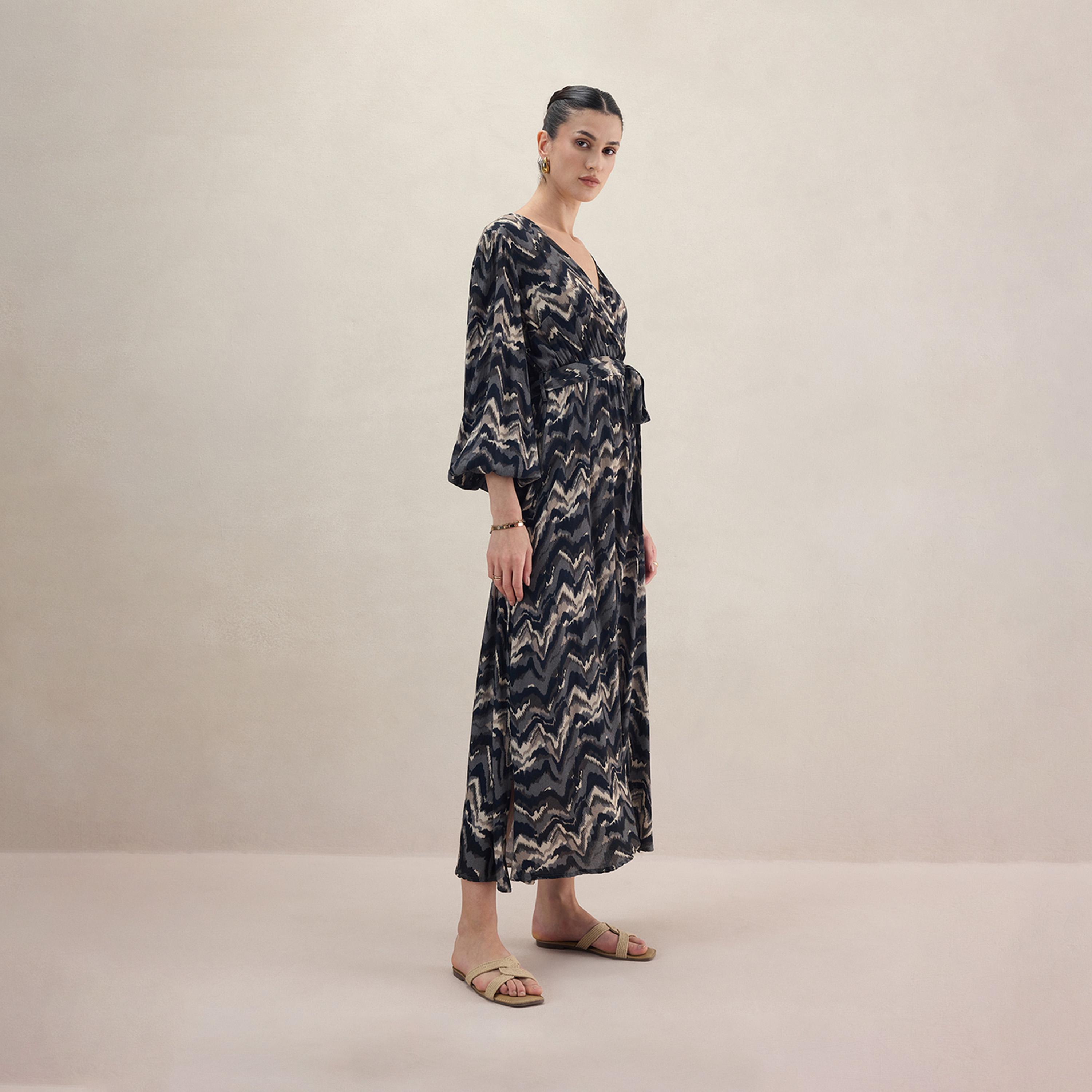 فيميلا × ستايلي - فستان ماكسي ملفوف بأكمام منفوخة وطبعة تجريدية مع حزام ربط-women-clothing-dresses-image-2
