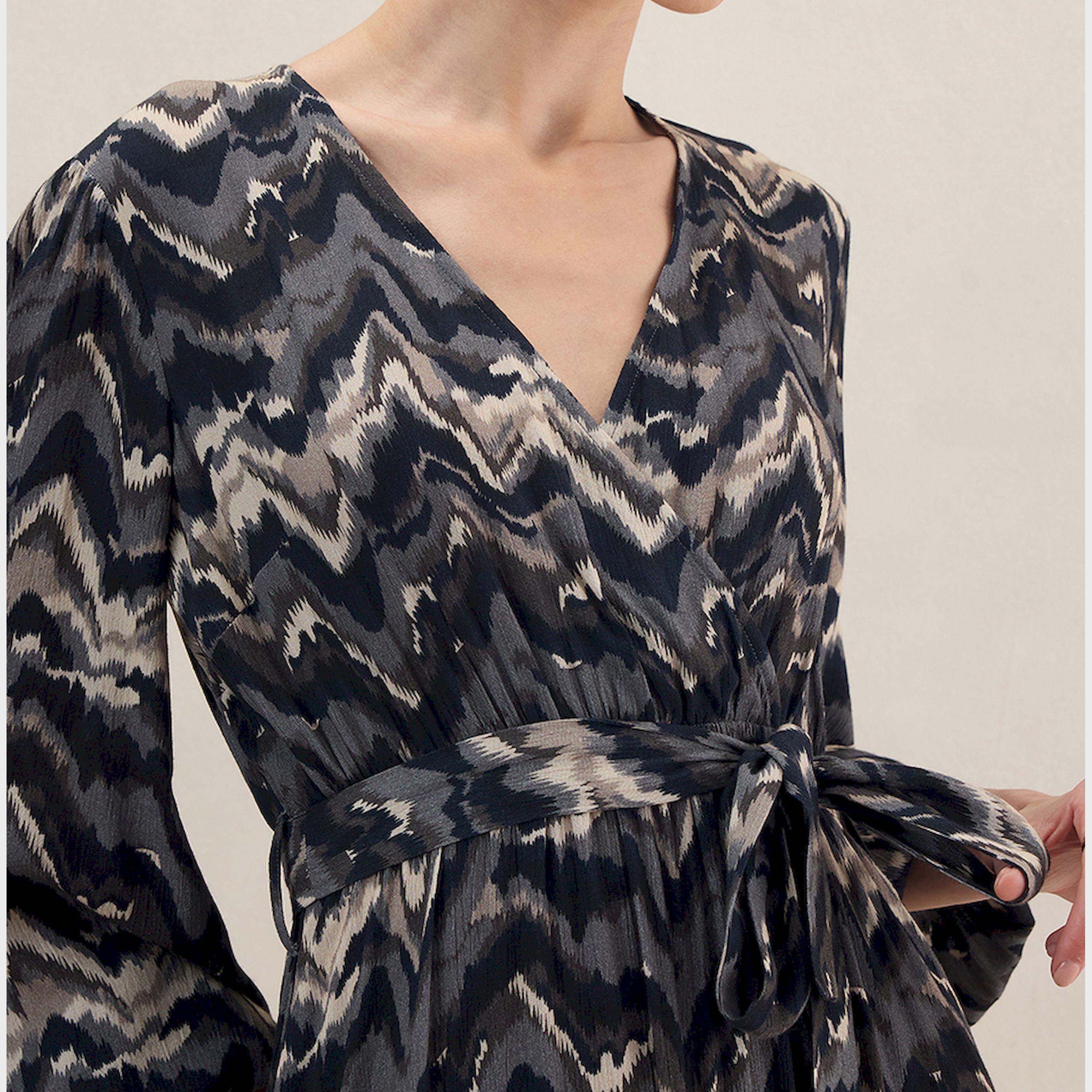 فيميلا × ستايلي - فستان ماكسي ملفوف بأكمام منفوخة وطبعة تجريدية مع حزام ربط-women-clothing-dresses-image-3