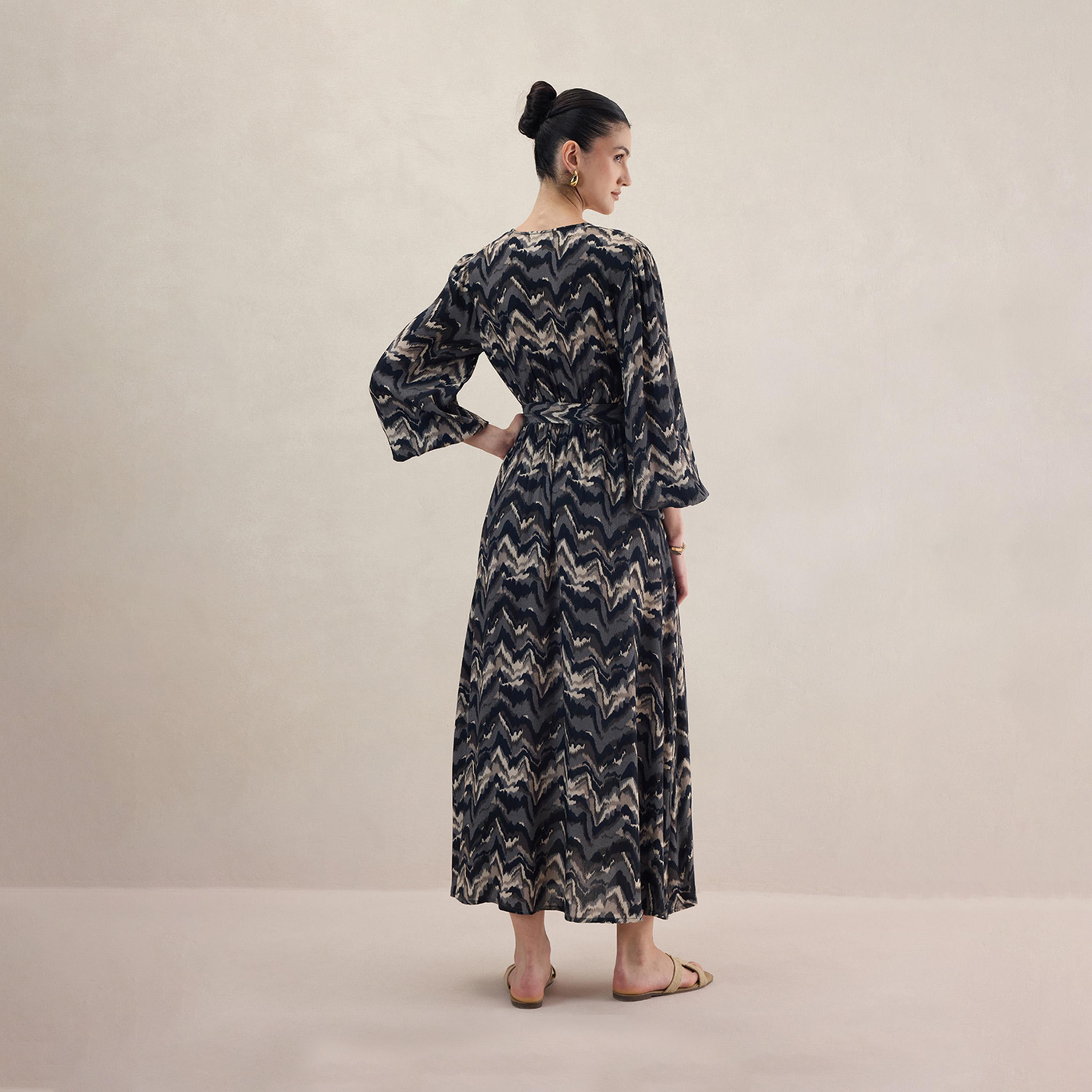 فيميلا × ستايلي - فستان ماكسي ملفوف بأكمام منفوخة وطبعة تجريدية مع حزام ربط-women-clothing-dresses-image-4