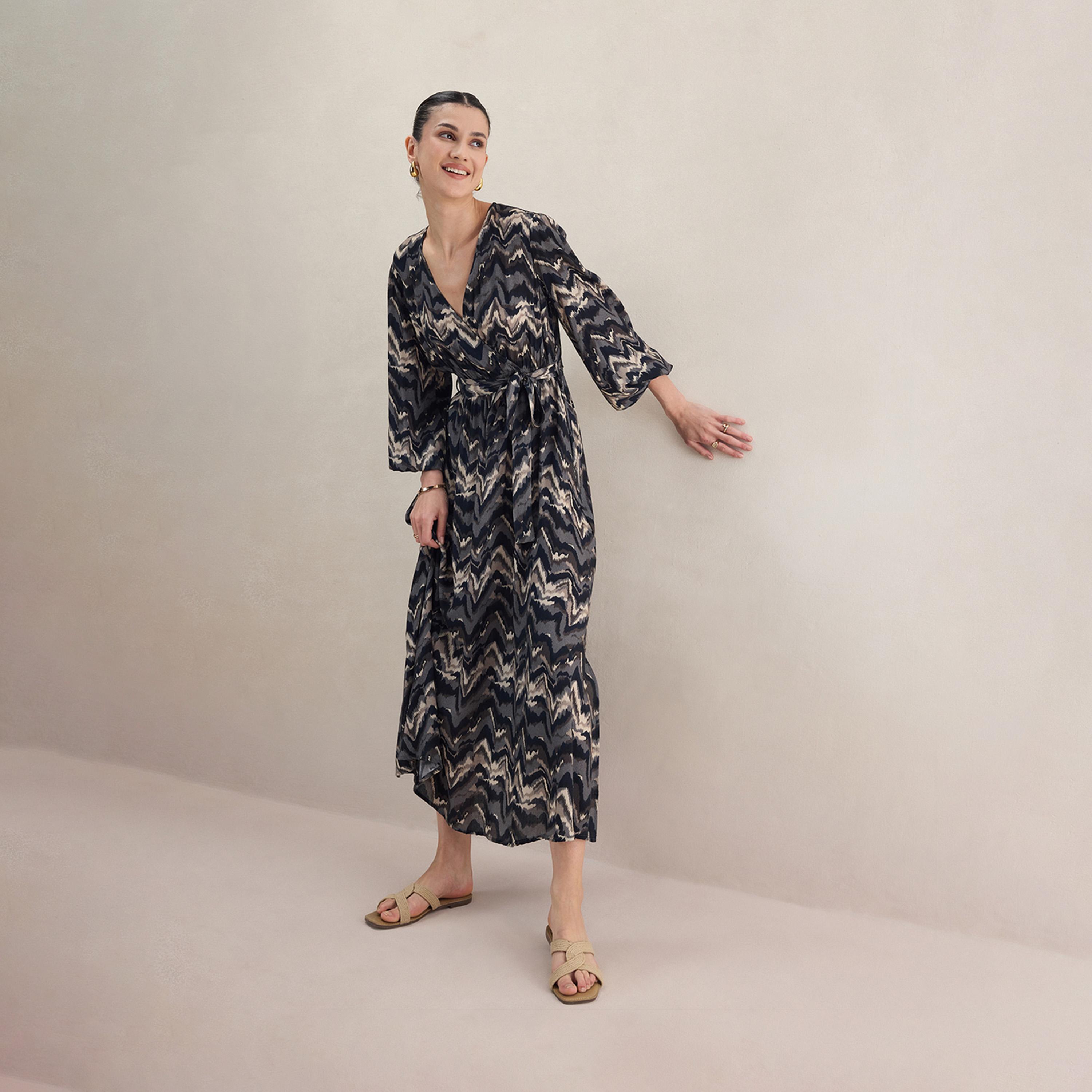فيميلا × ستايلي - فستان ماكسي ملفوف بأكمام منفوخة وطبعة تجريدية مع حزام ربط-women-clothing-dresses-image-6