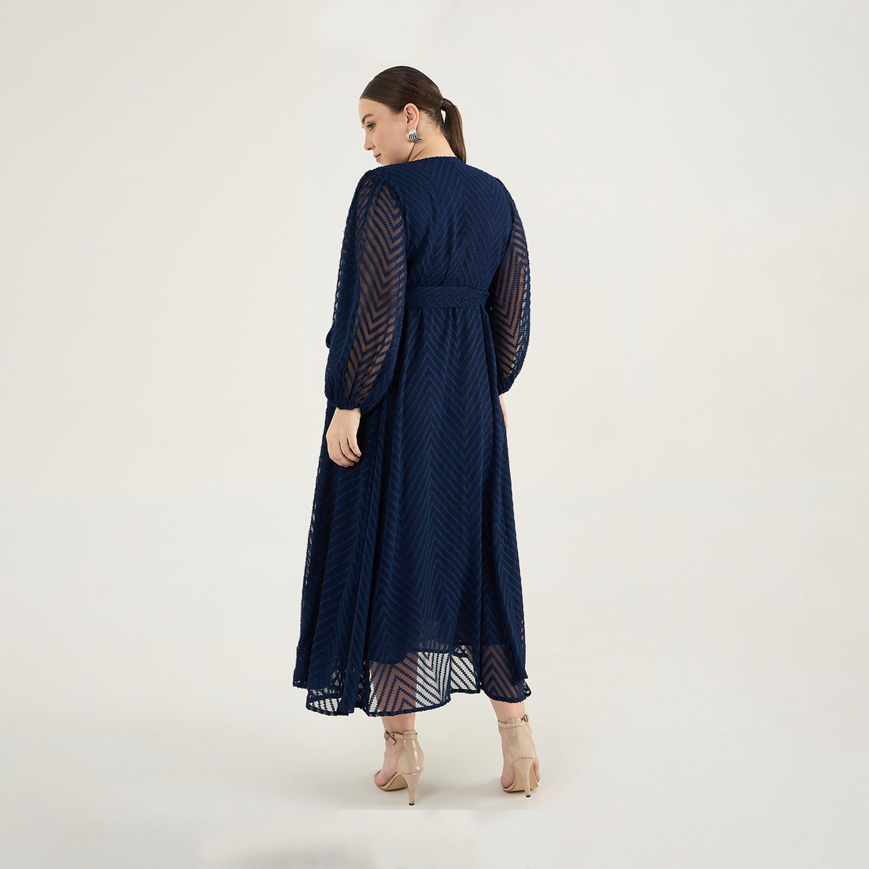 فيميلا × ستايلي - فستان ماكسي ملفوف بمقاس كبير بنمط خطوط منكسرة من قماش الدوبي-women-clothing-dresses-image-2
