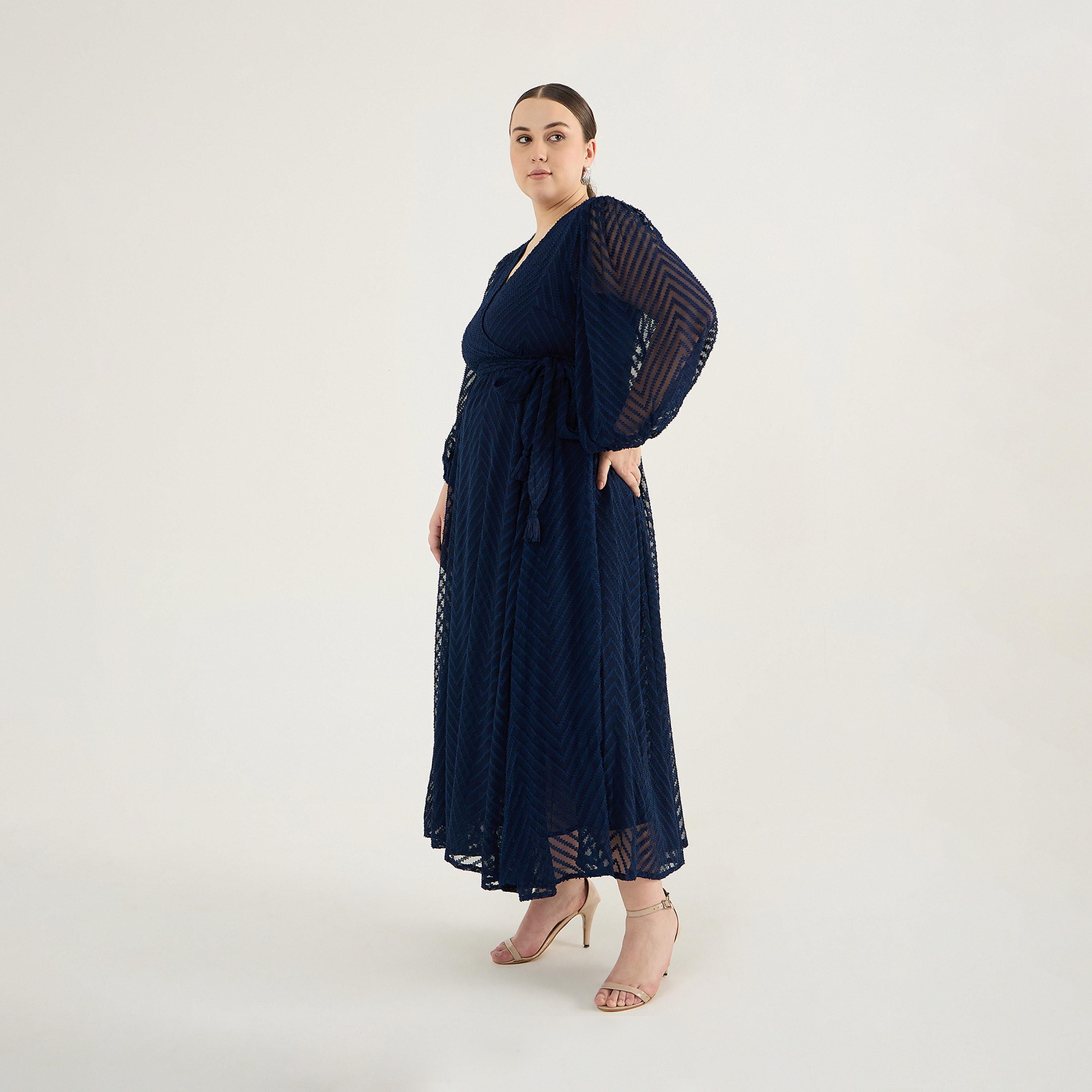 فيميلا × ستايلي - فستان ماكسي ملفوف بمقاس كبير بنمط خطوط منكسرة من قماش الدوبي-women-clothing-dresses-image-3