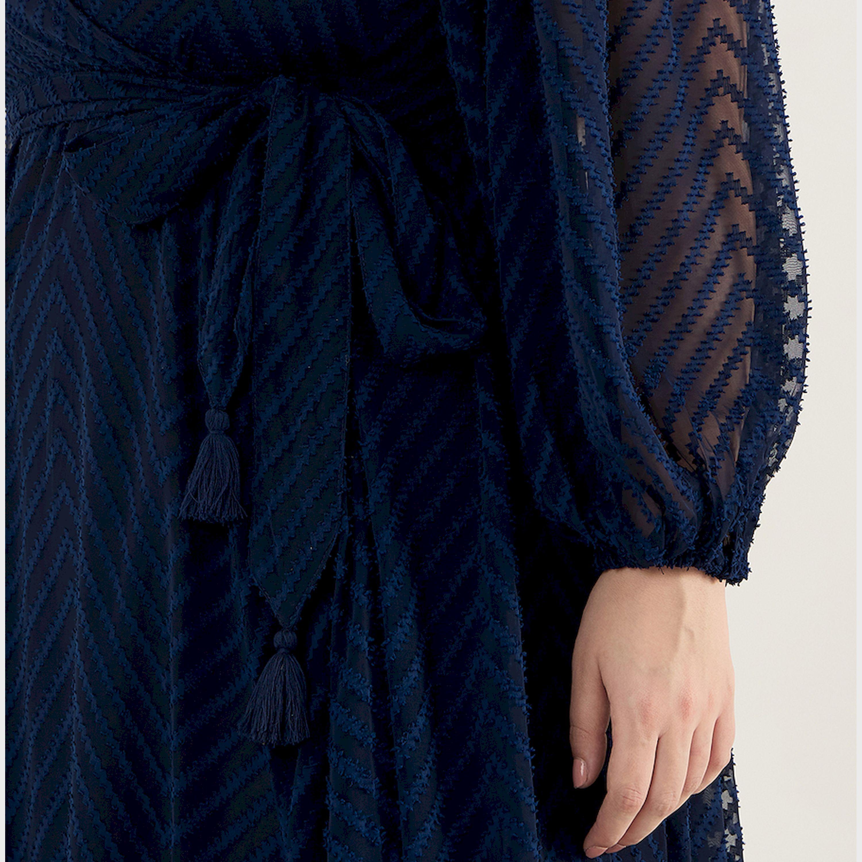 فيميلا × ستايلي - فستان ماكسي ملفوف بمقاس كبير بنمط خطوط منكسرة من قماش الدوبي-women-clothing-dresses-image-5