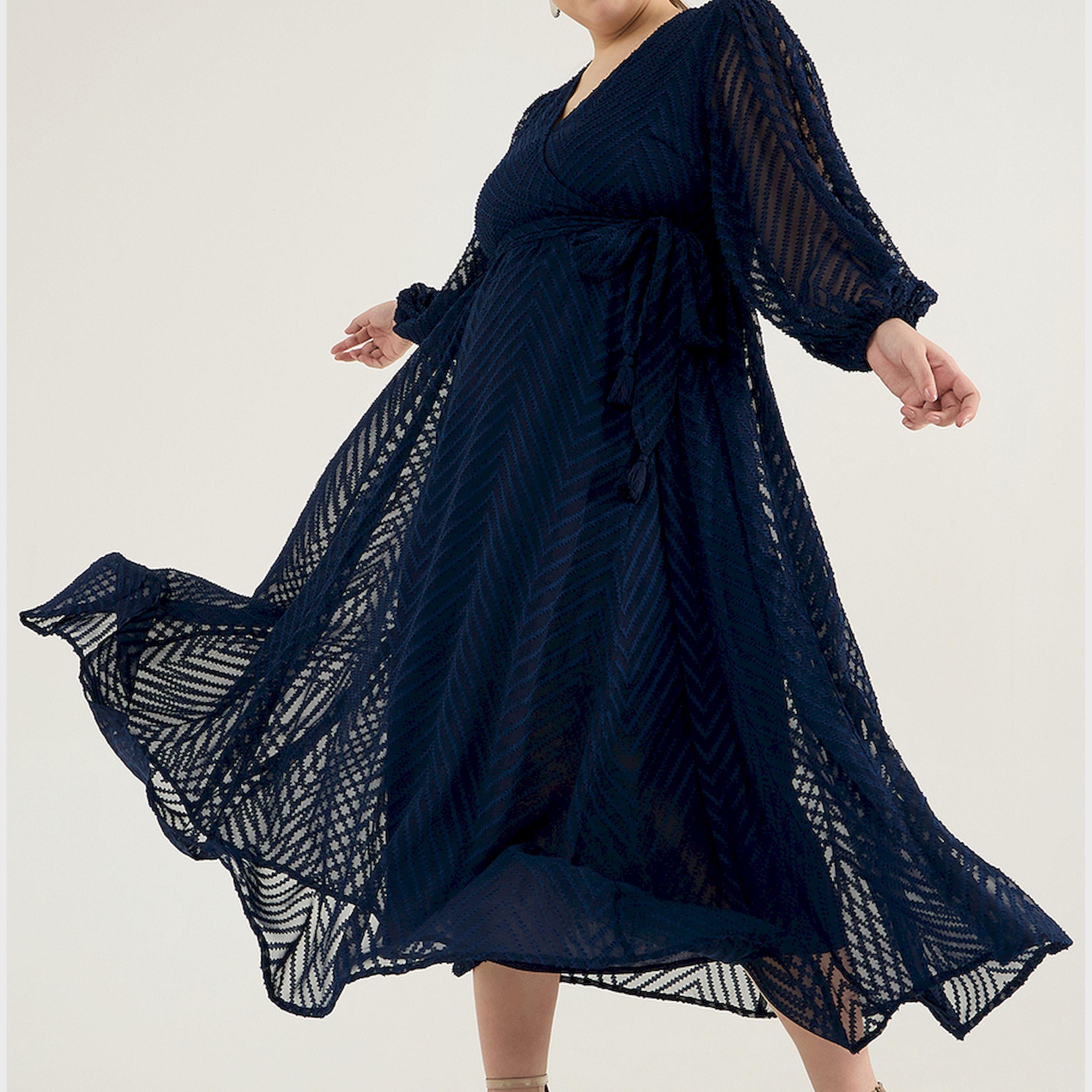 فيميلا × ستايلي - فستان ماكسي ملفوف بمقاس كبير بنمط خطوط منكسرة من قماش الدوبي-women-clothing-dresses-image-6