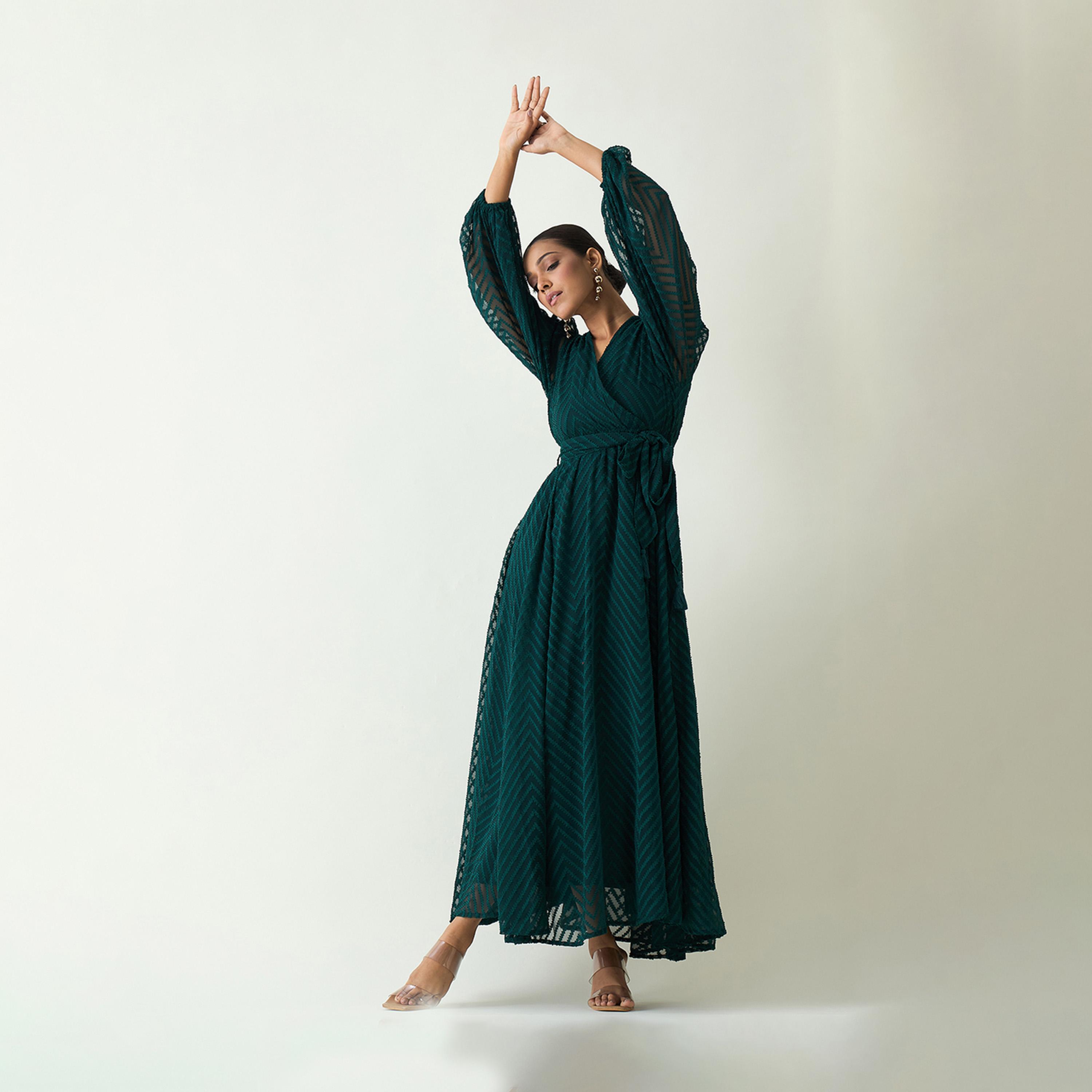فيميلا × ستايلي - فستان ماكسي ملفوف بنمط خطوط منكسرة مع تفاصيل رباط الخصر-women-clothing-dresses-image-5