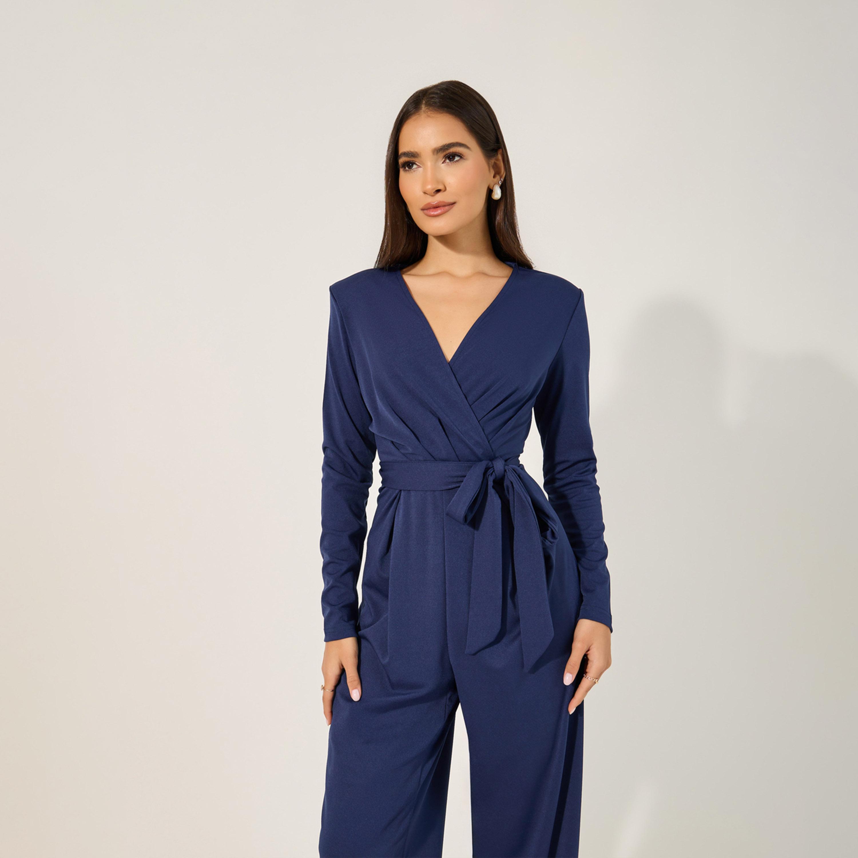 ستايلي - جمبسوت بأكمام طويلة ورقبة على شكل حرف V من قماش مطاطي مع حزام ربط عند الخصر-women-clothing-jumpsuits-image-2