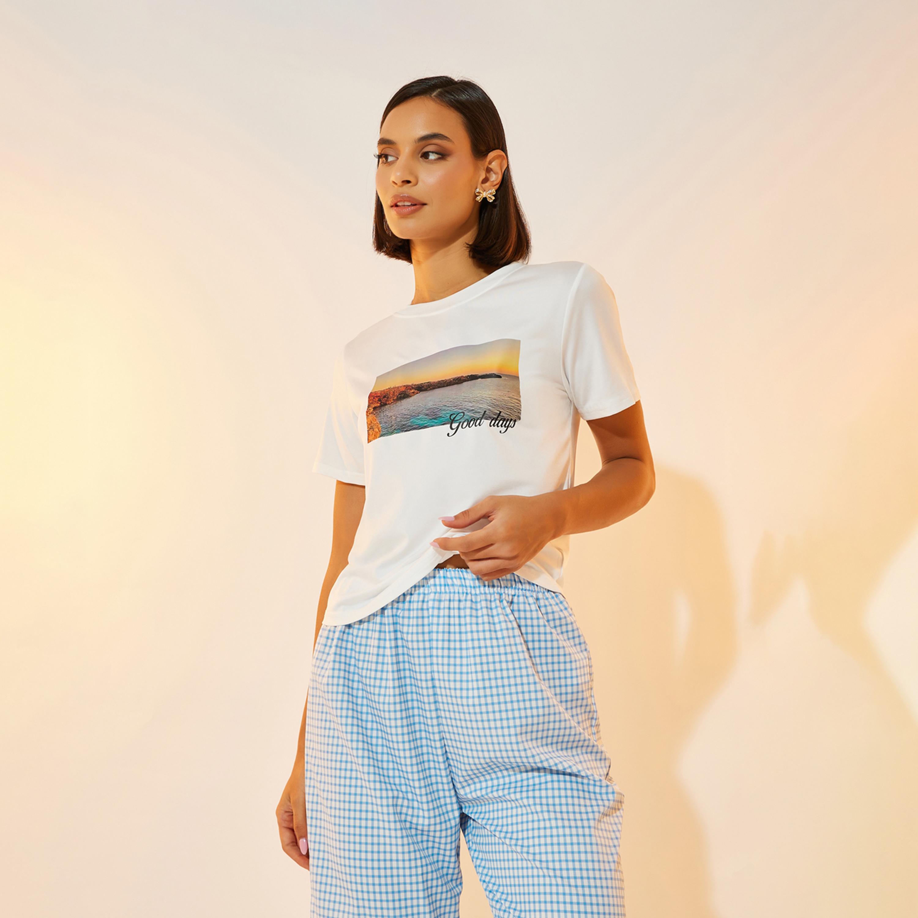 طقم منسق من بنطال بطبعة جينغام وتيشيرت بياقة دائرية-women-clothing-coordsets-image-2