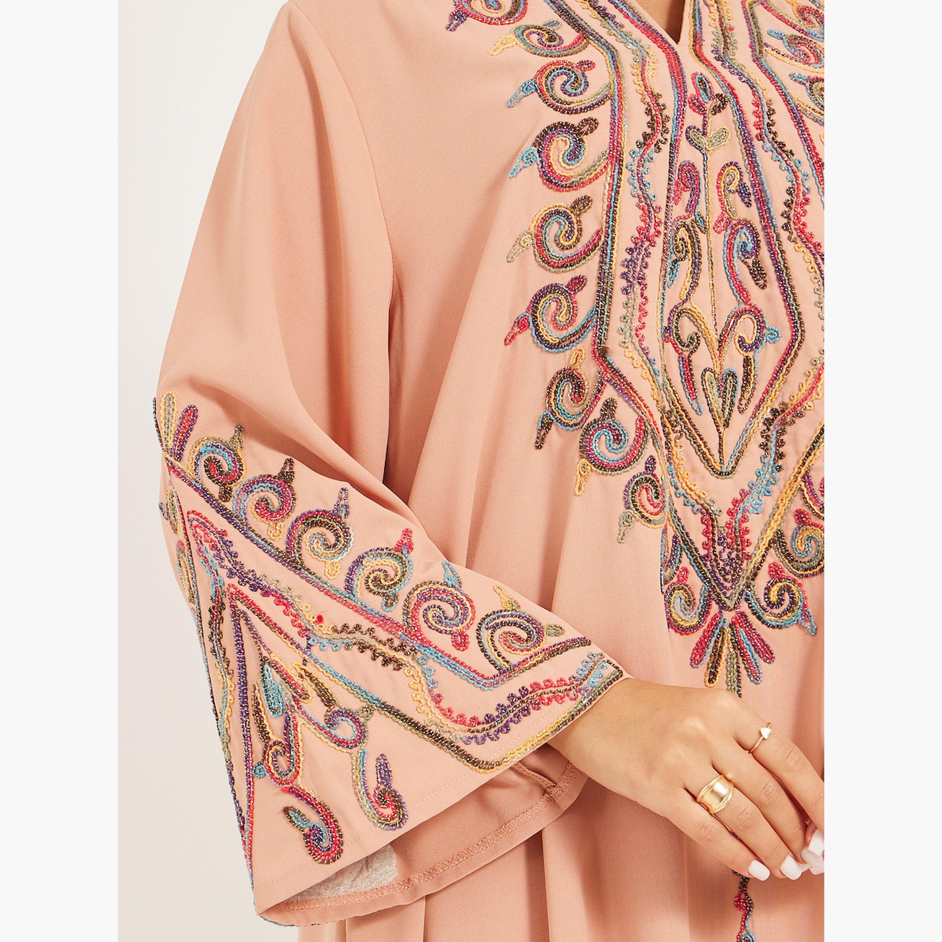 ستايلي - جلابية مطرزة بياقة واقفة وقصّة A-women-arabicclothing-jalabiyas-image-4