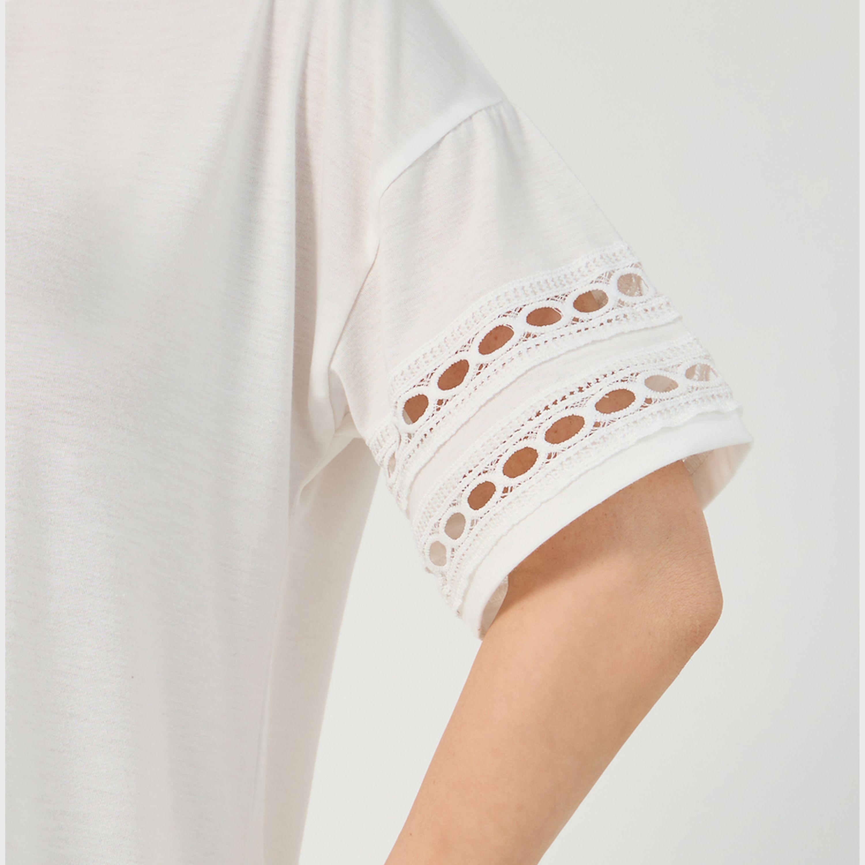ستايلي - فستان نوم بنمط تي شيرت مزين بتفاصيل من الدانتيل وتطريز-women-clothing-nightwear-nighties-image-5