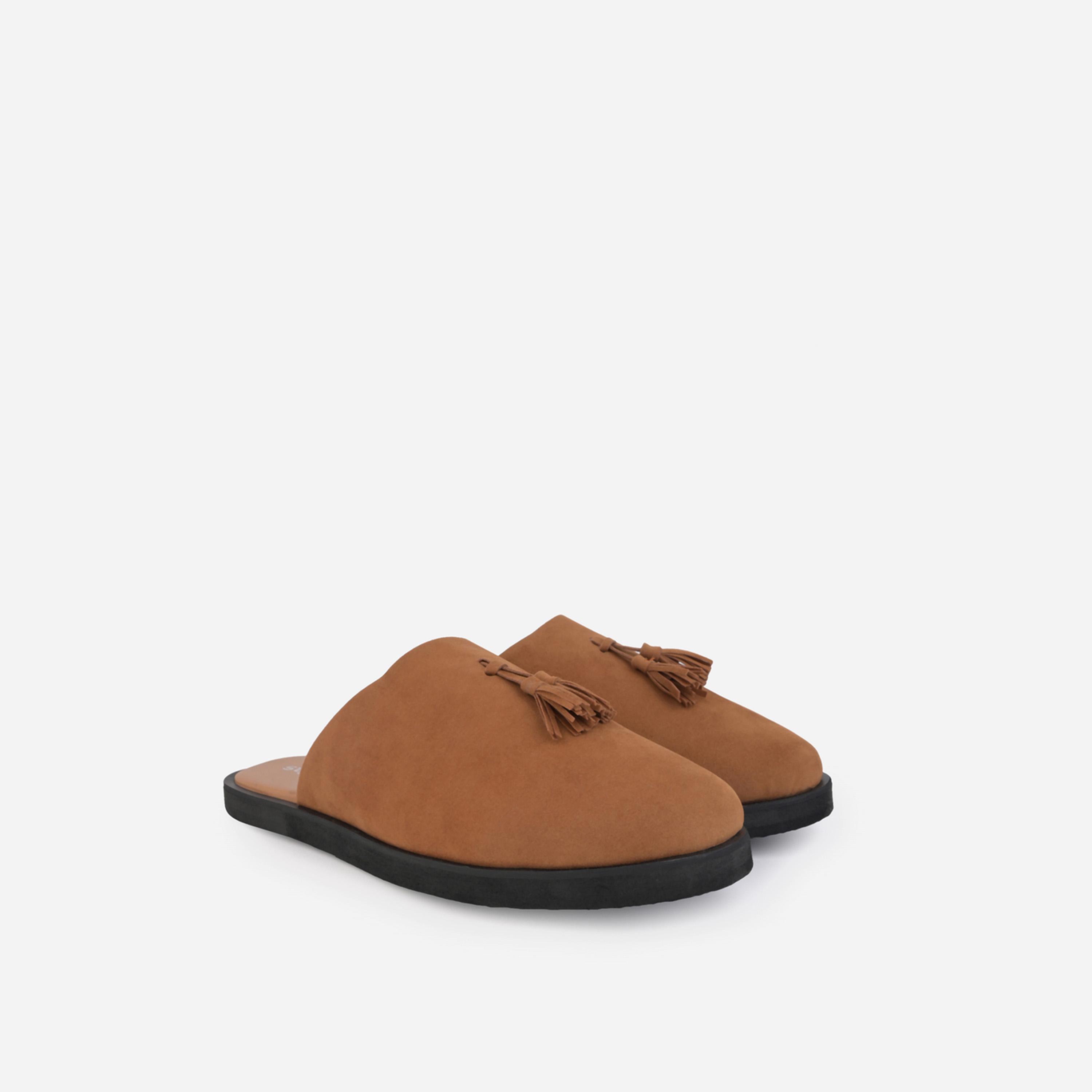 ستايلي - شبشب من جلد سويد مخملي مع تفاصيل شراشيب-men-shoes-flipflopsandslides-image-1