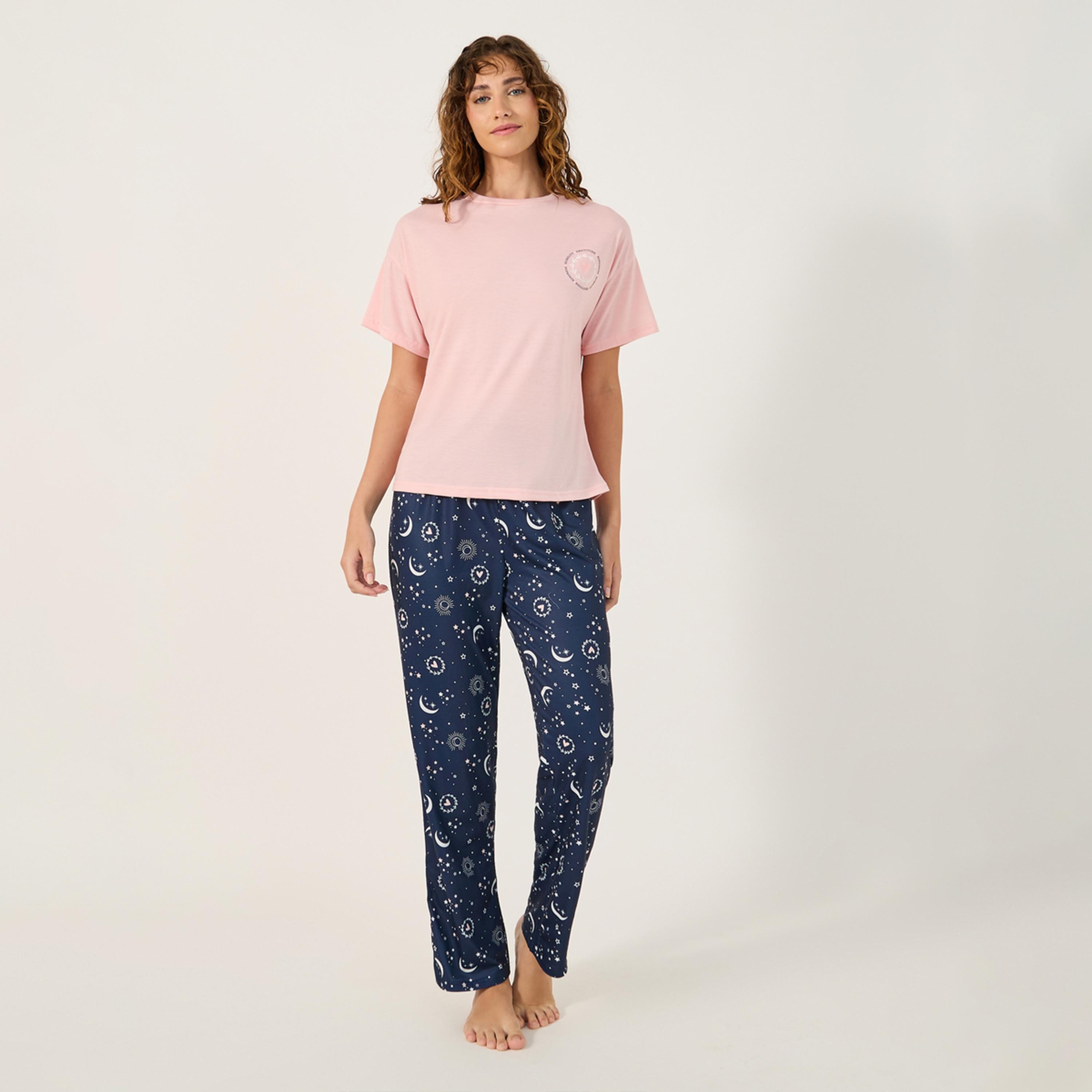 ستايلي - طقم تي شيرت بطبعة جرافيكية مع بنطال بيجامة-women-clothing-nightwear-pyjamas-longsets-image-1