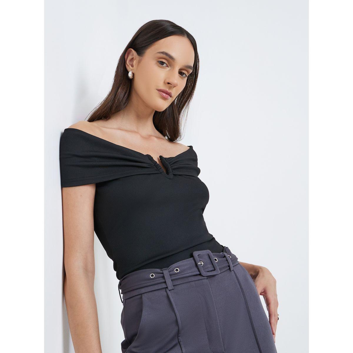 بلوزة محبوكة بتفاصيل مُضلعة وأكتاف مكشوفة-women-clothing-tshirts-image-1