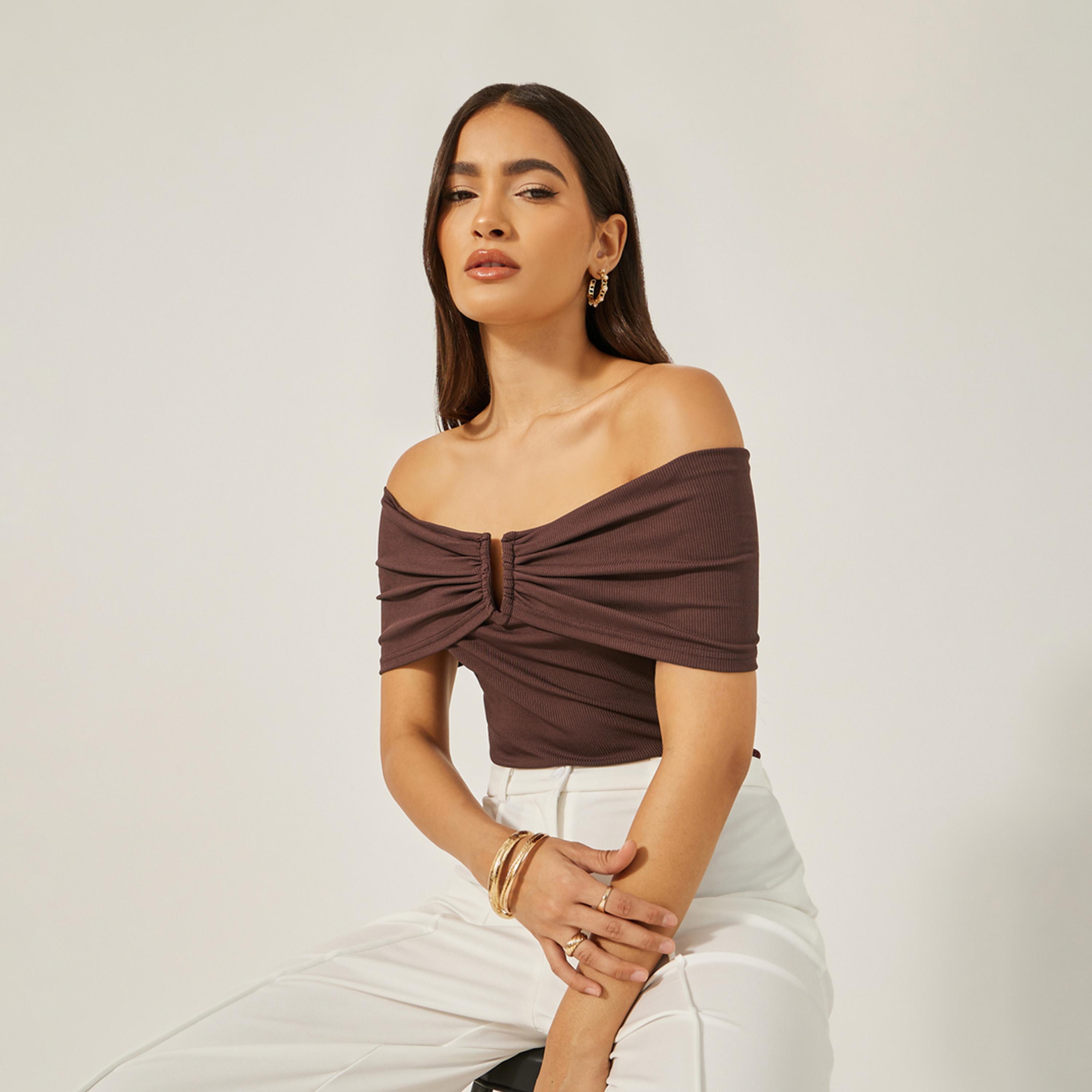 ستايلي - بلوزة مضلعة محبوكة ملائمة للجسم بأكتاف مكشوفة-women-clothing-shirtsandblouses-blouses-image-1