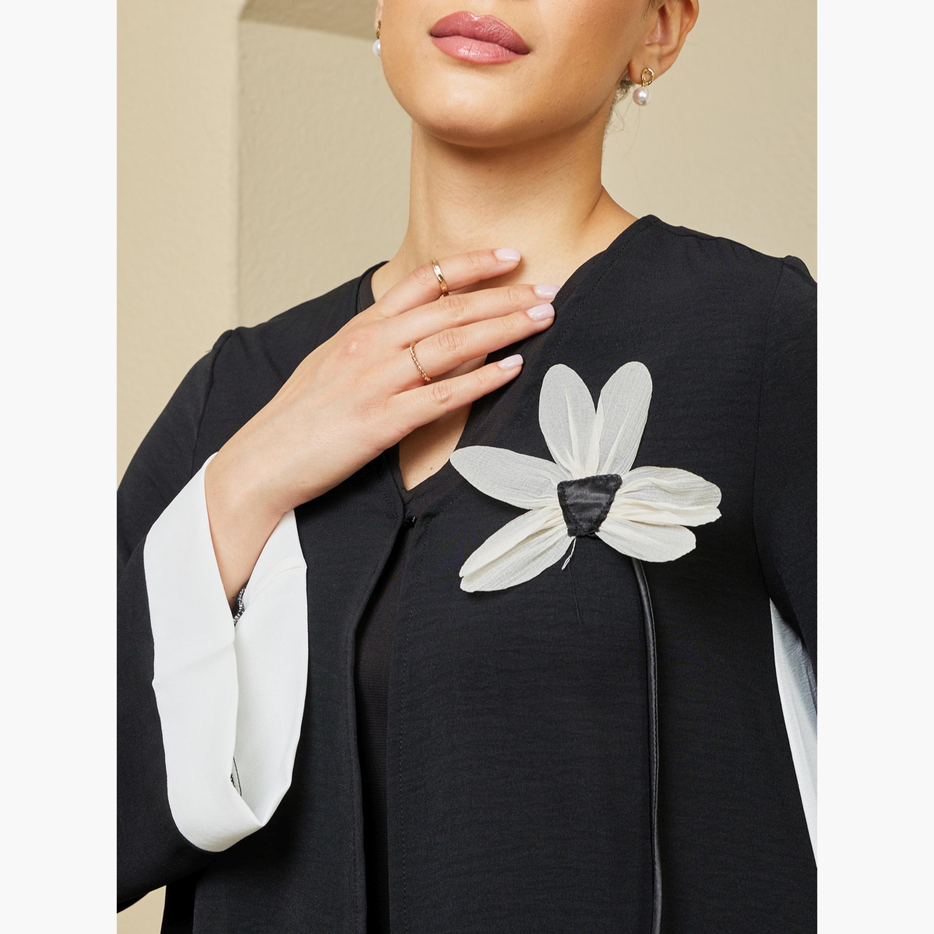 ستايلي - عباية بتصميم واسع مع تفاصيل زهور وجوانب متباينة-women-arabicclothing-abayas-image-4