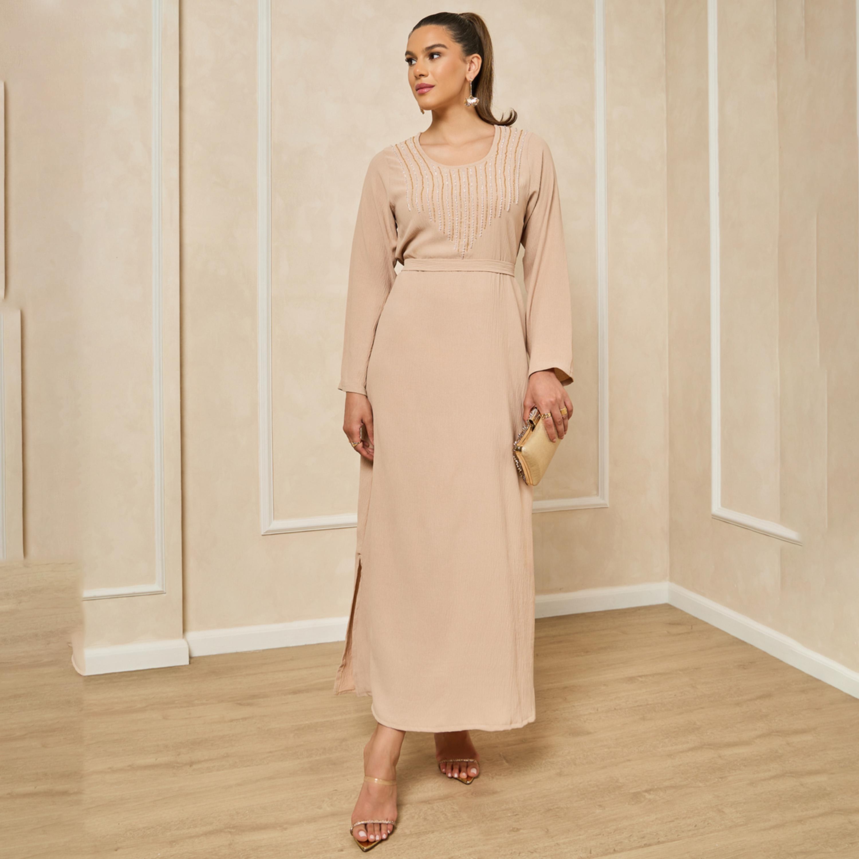 أميرة x ستايلي جلابية بتفاصيل مُنمقة وياقة دائرية-women-clothingaccessories-scarves-image-1