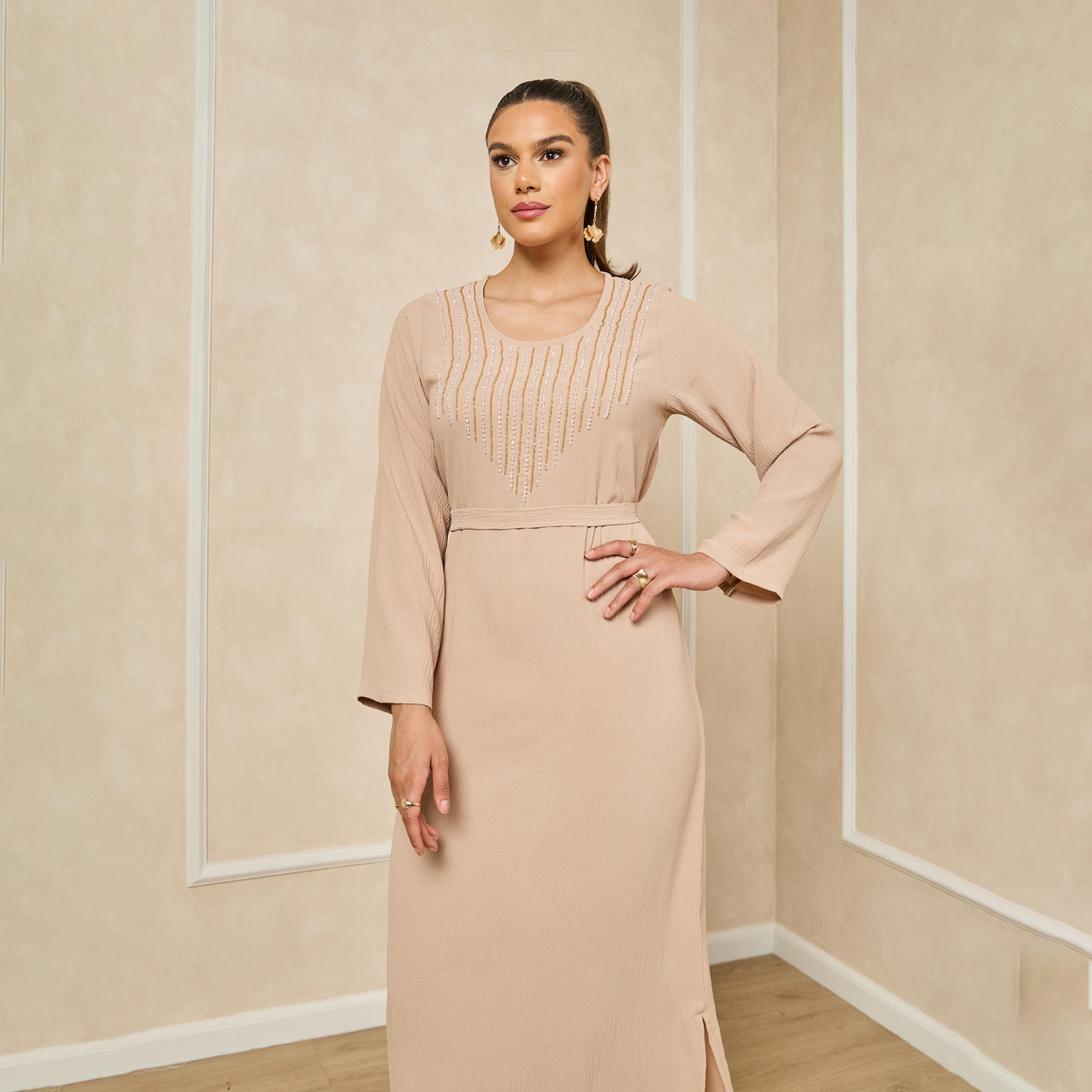 أميرة x ستايلي جلابية بتفاصيل مُنمقة وياقة دائرية-women-clothingaccessories-scarves-image-3