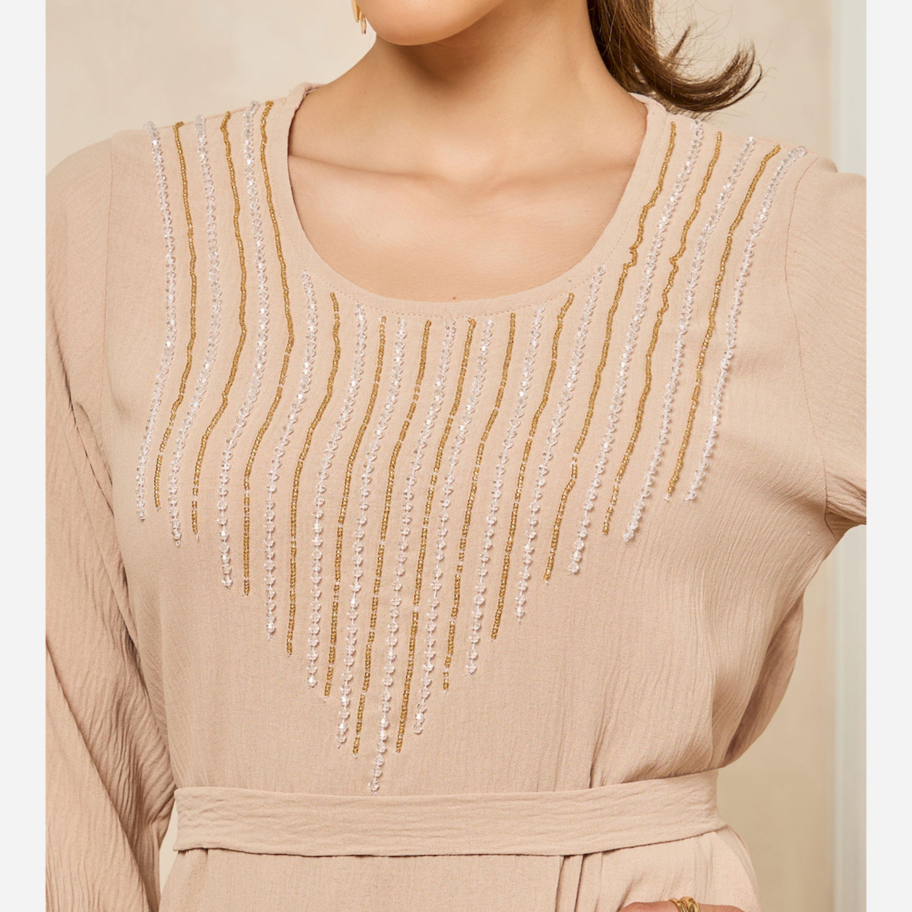 أميرة x ستايلي جلابية بتفاصيل مُنمقة وياقة دائرية-women-clothingaccessories-scarves-image-4