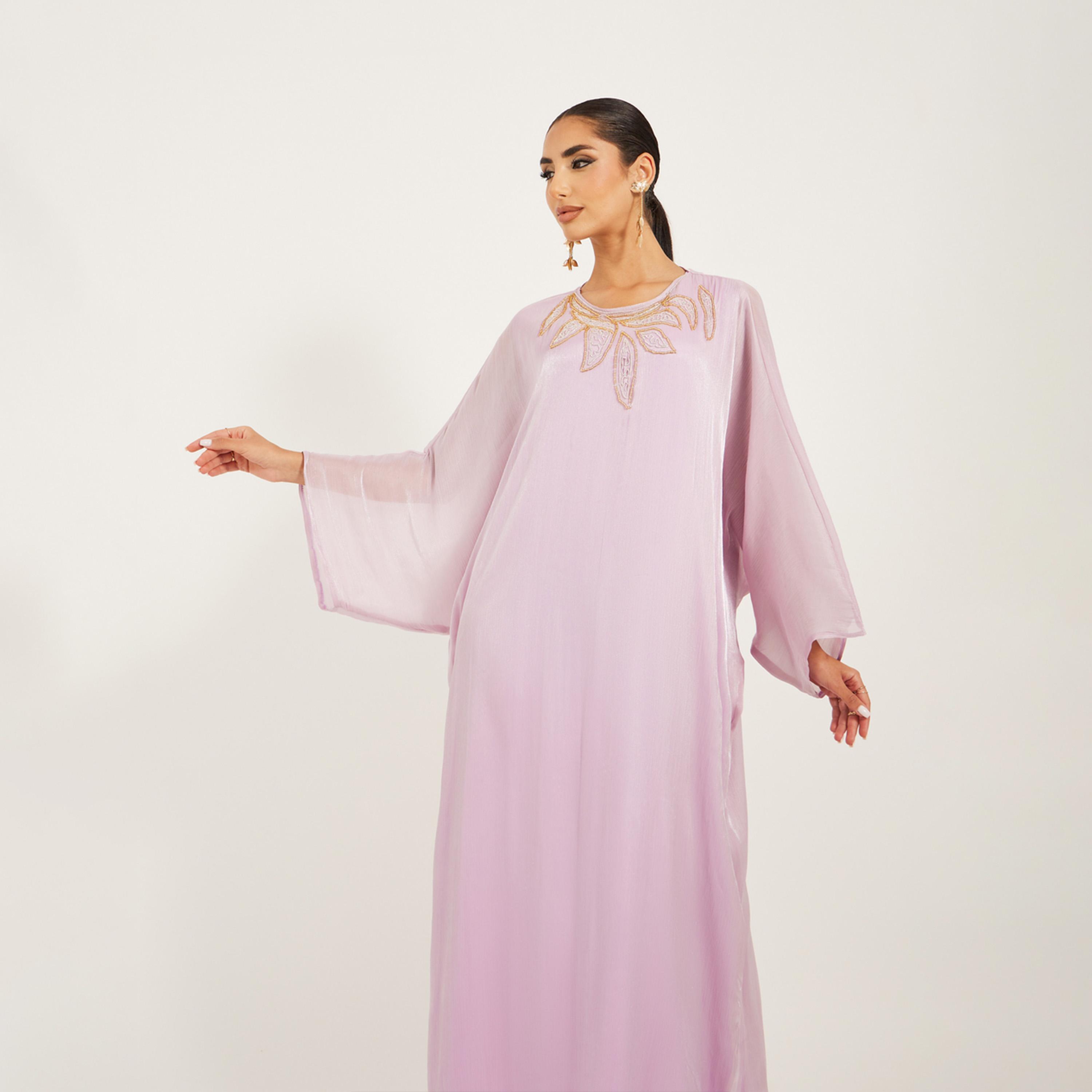 ستايلي - قفطان فضفاض مطرز يدويًا بقماش لامع ناعم-women-arabicclothing-kaftan-image-3