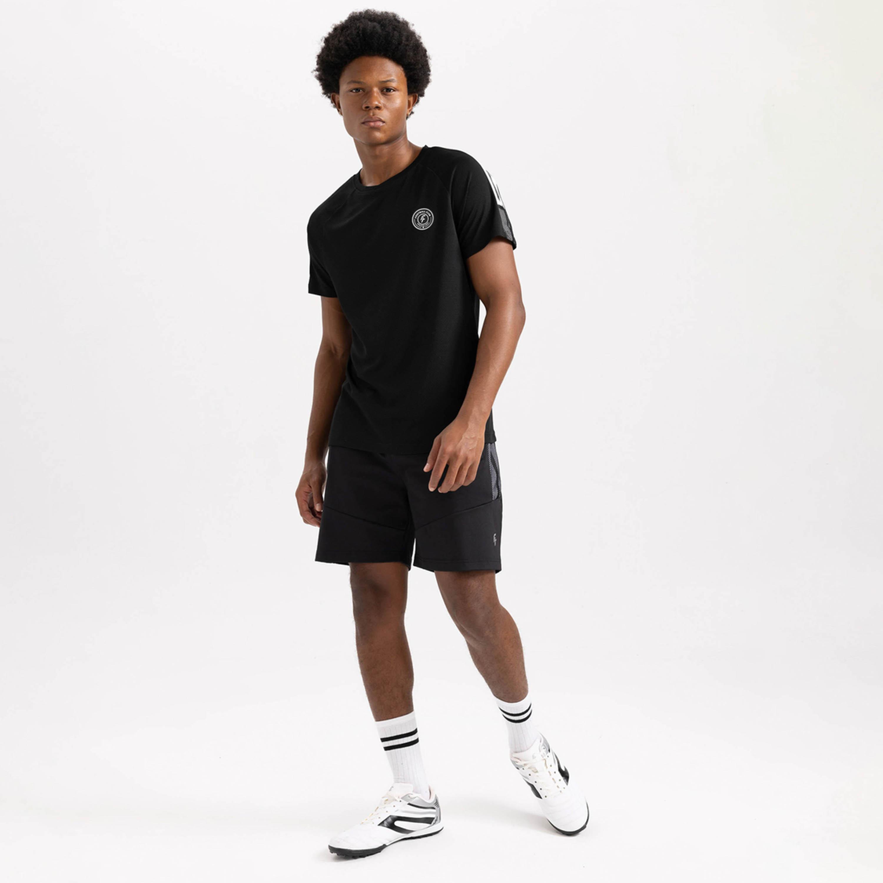 ديفاكتو × ستايلي - شورت بأقسام متباينة مع حزام خصر مطاطي-men-clothing-sportswearandactivewear-bottoms-image-4