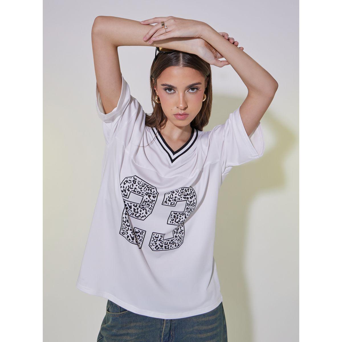 تيشيرت فضفاض بطبعة جرافيك وتفاصيل مُتباينة-women-clothing-tshirts-image-3