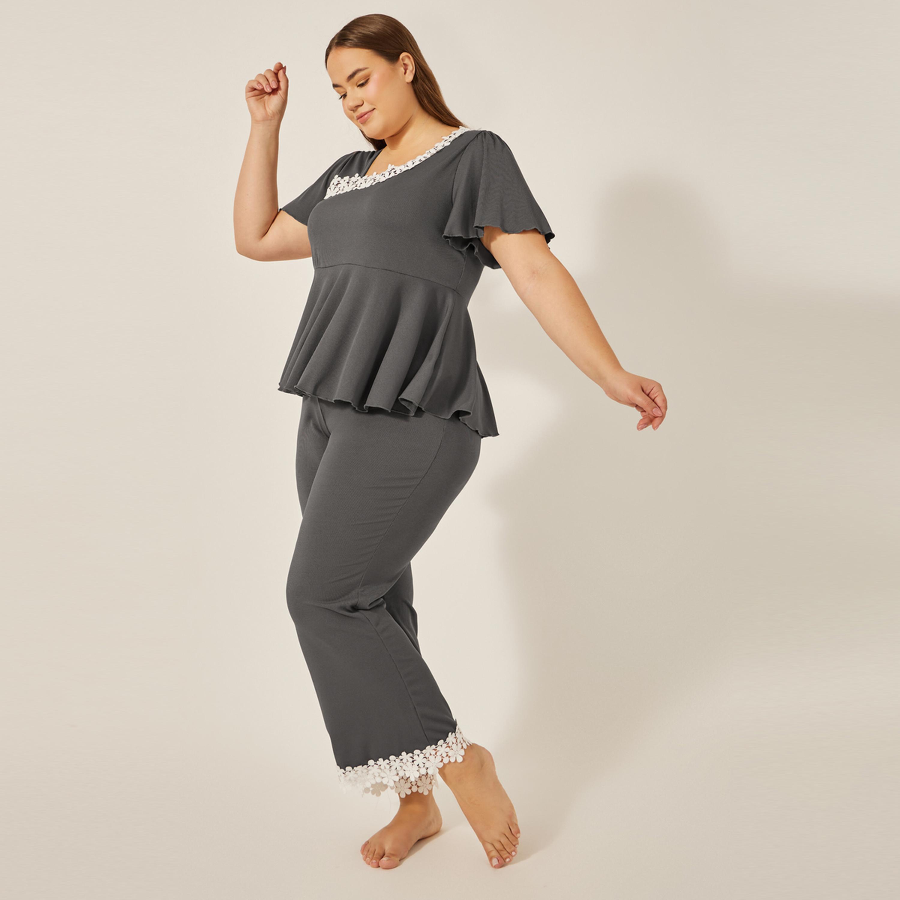 ستايلي - أنوايند طقم بيجامة متناسق مع توب ببلوم وتفاصيل من الدانتيل-women-clothing-nightwear-pyjamas-longsets-image-1