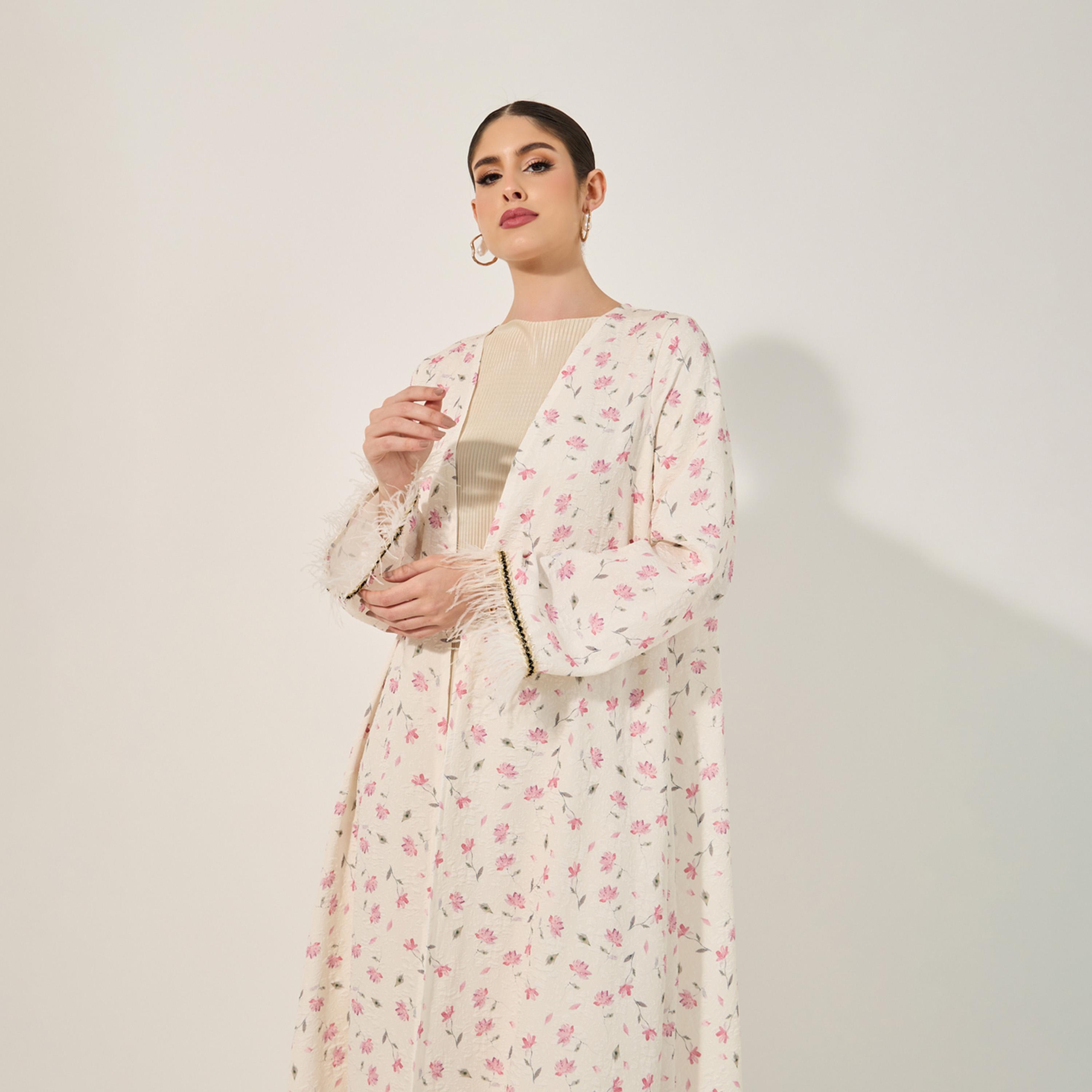 أميرة x ستايلي عباية جاكار بطبعة زهور وتفاصيل ريش صناعي-women-arabicclothing-abayas-image-3