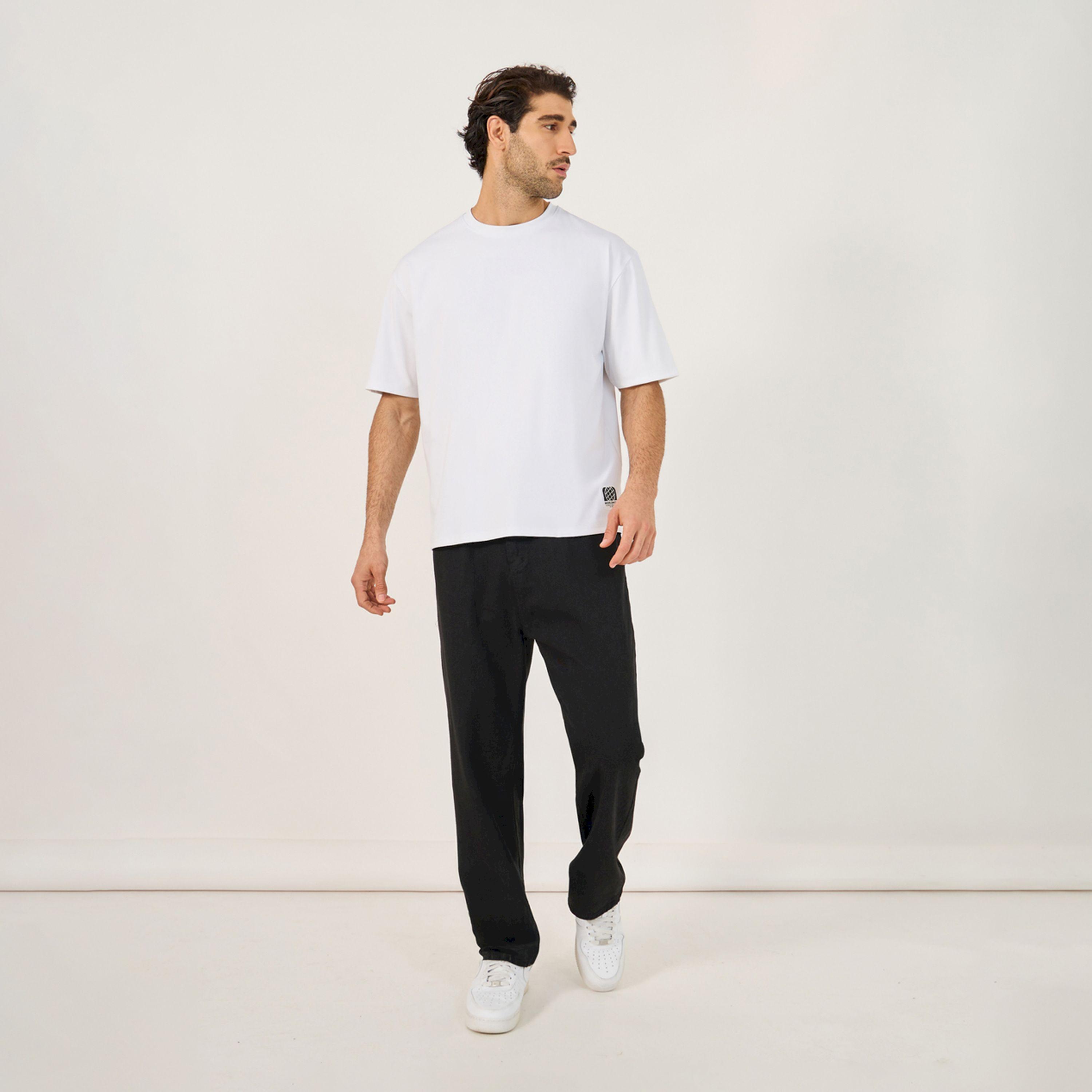 ستايلي - بنطال جينز سادة بخصر متوسط الارتفاع وخمسة جيوب وقصّة مريحة-men-clothing-bottoms-jeans-image-2