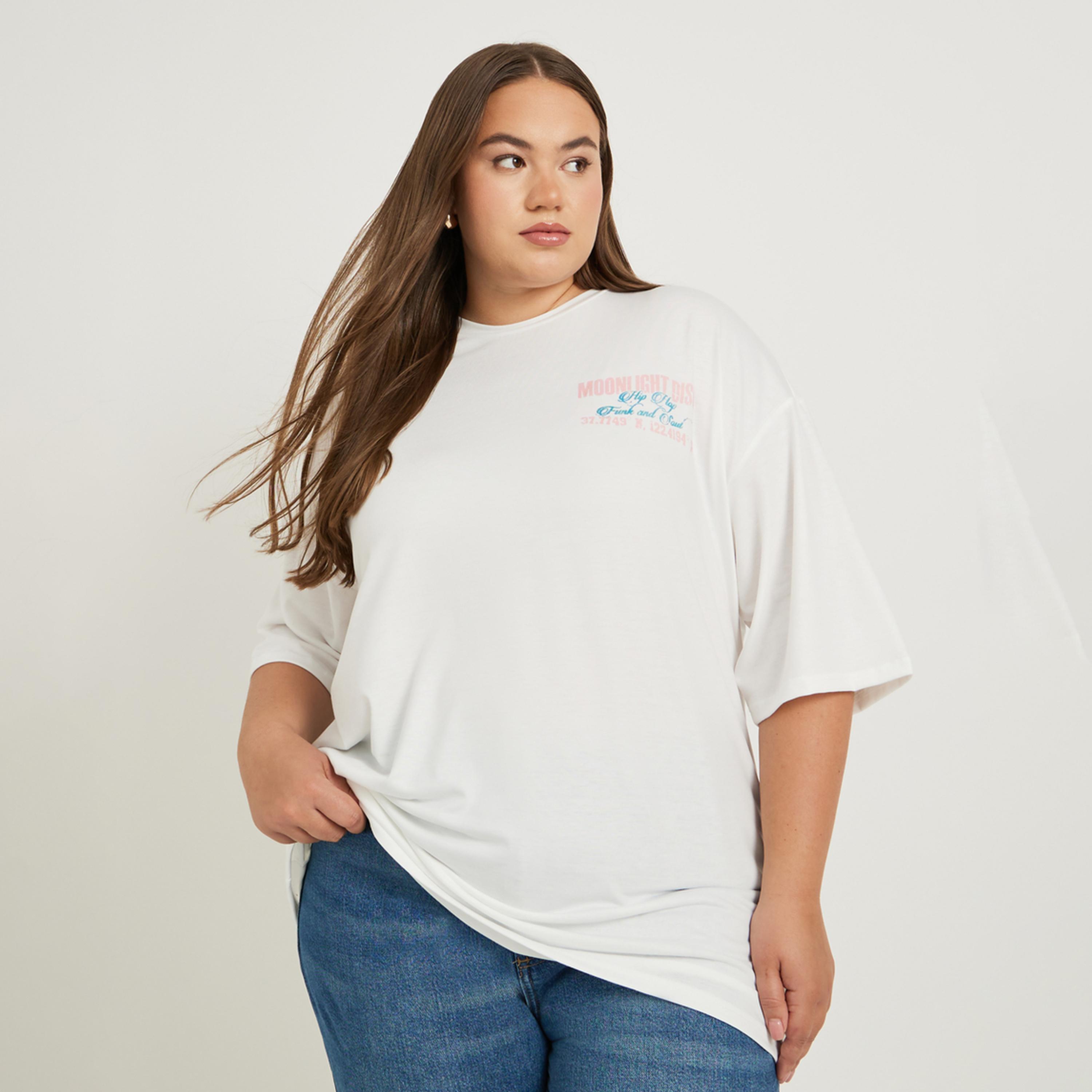 ستايلي - تي شيرت مقاسات كبيرة بطباعة جرافيكية وأكتاف منسدلة-women-clothing-tshirts-image-1