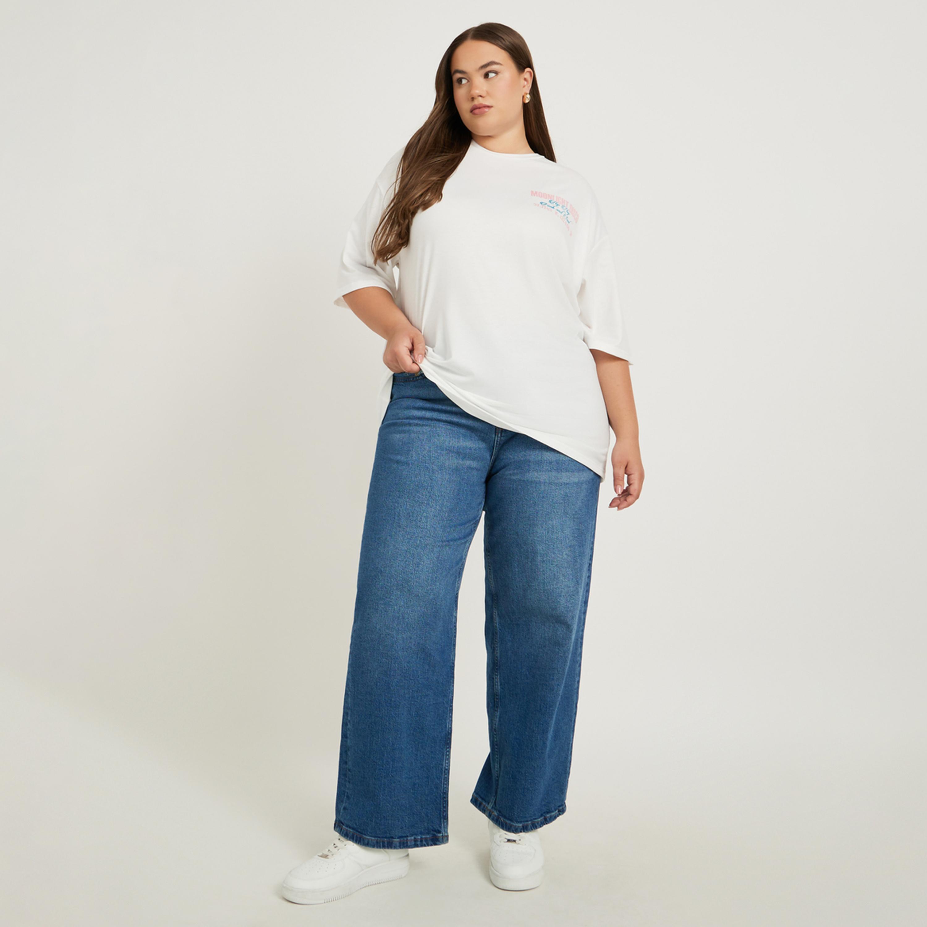 ستايلي - تي شيرت مقاسات كبيرة بطباعة جرافيكية وأكتاف منسدلة-women-clothing-tshirts-image-2