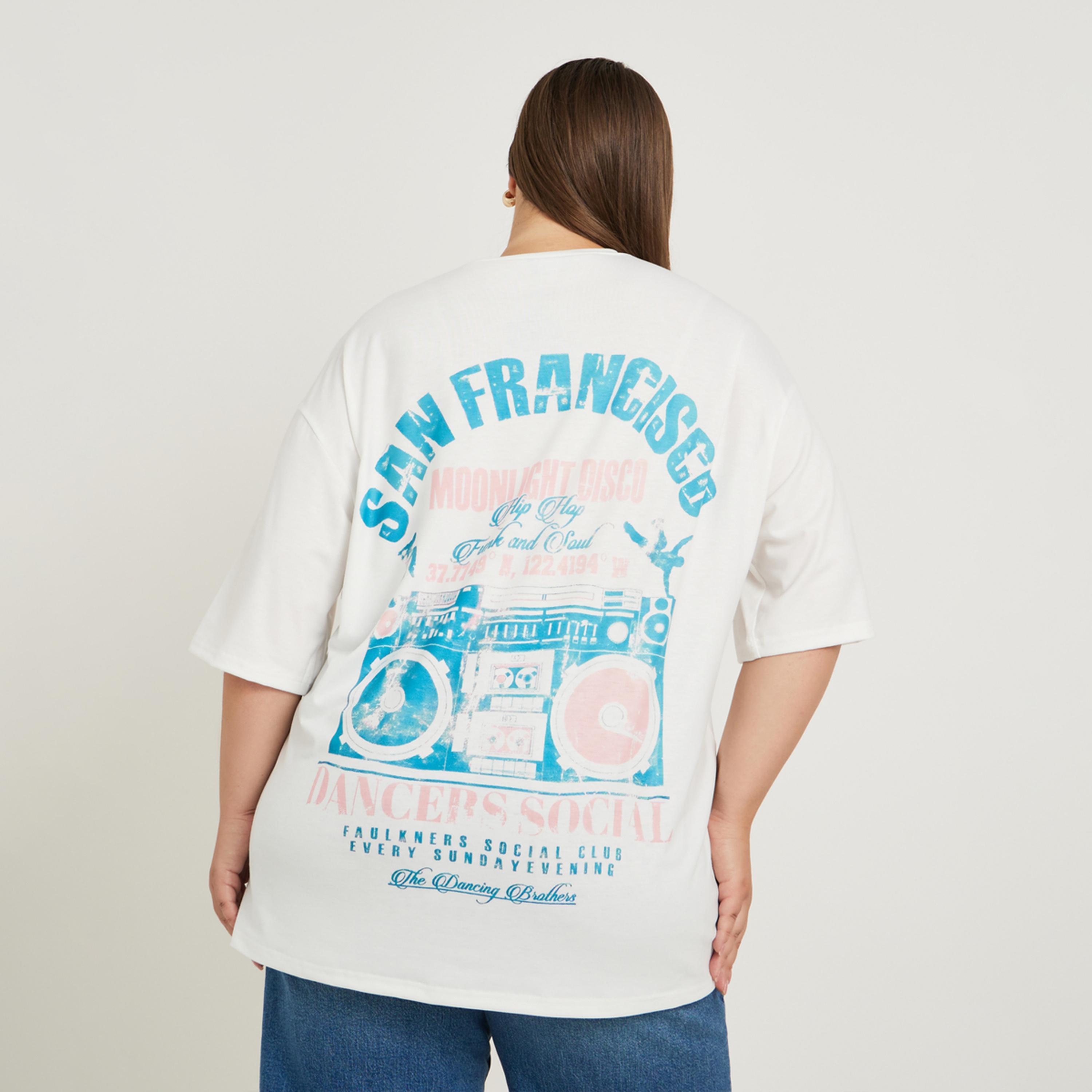 ستايلي - تي شيرت مقاسات كبيرة بطباعة جرافيكية وأكتاف منسدلة-women-clothing-tshirts-image-3