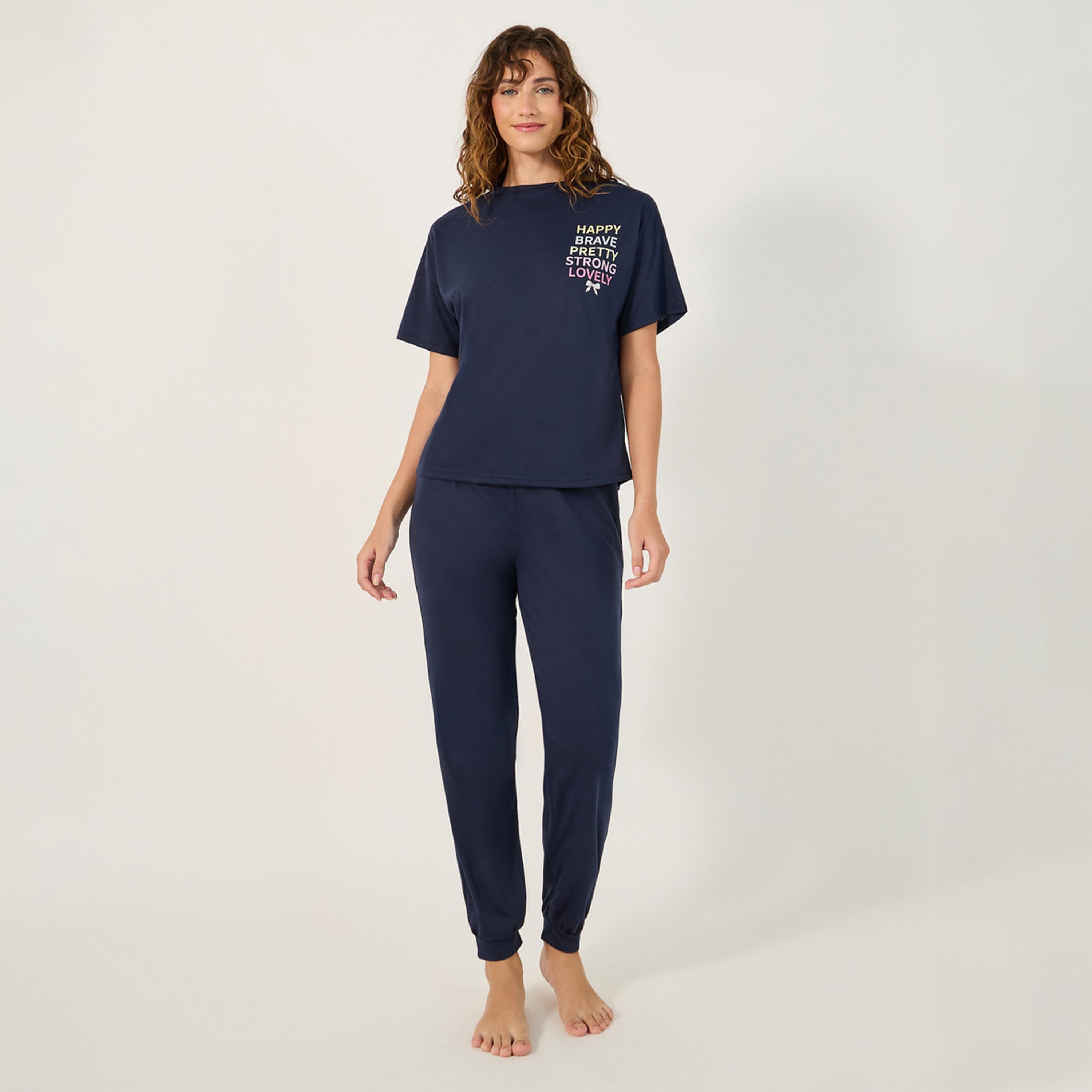 ستايلي - طقم تي شيرت مع بنطال بيجامة بطبعة شعار-women-clothing-nightwear-pyjamas-longsets-image-1