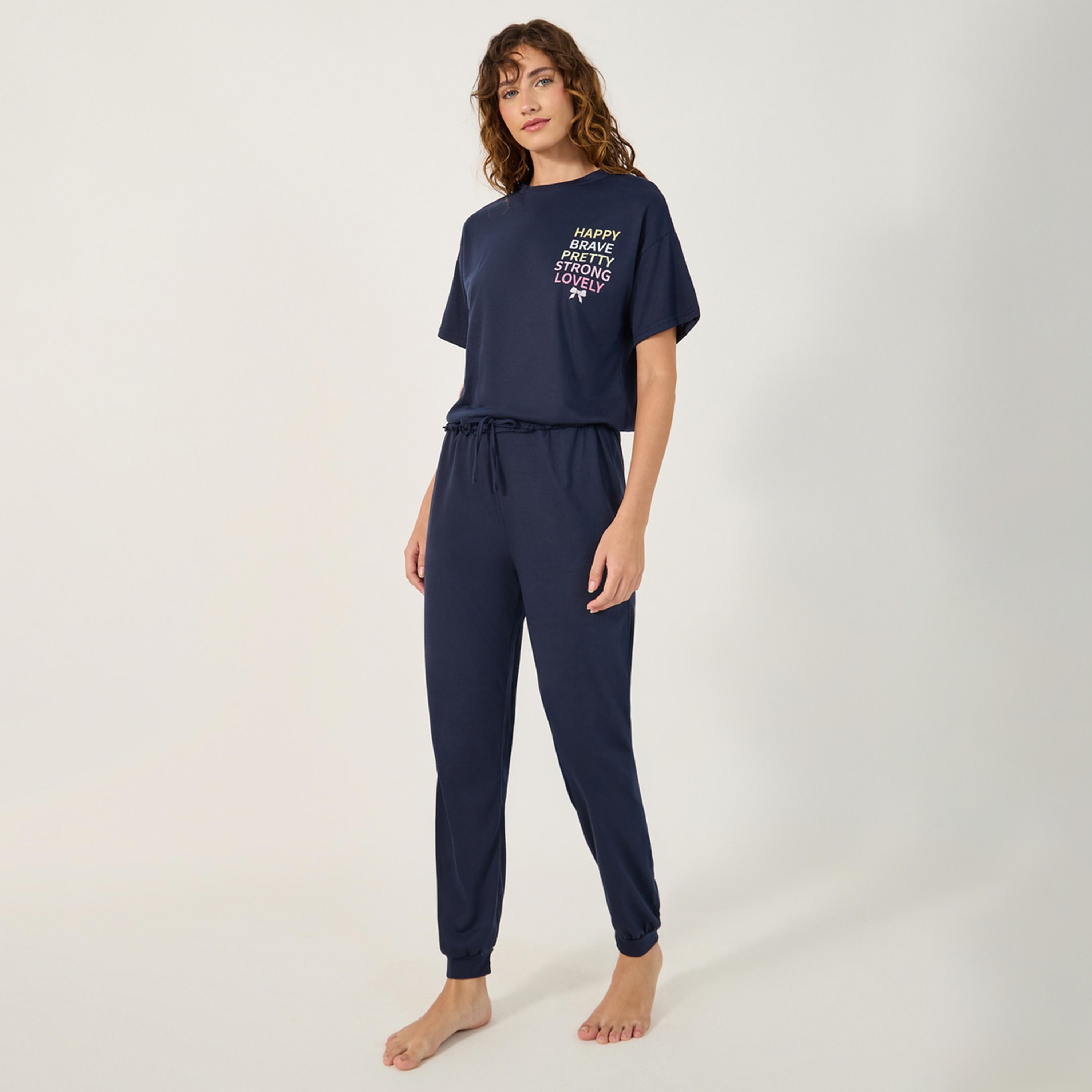 ستايلي - طقم تي شيرت مع بنطال بيجامة بطبعة شعار-women-clothing-nightwear-pyjamas-longsets-image-2