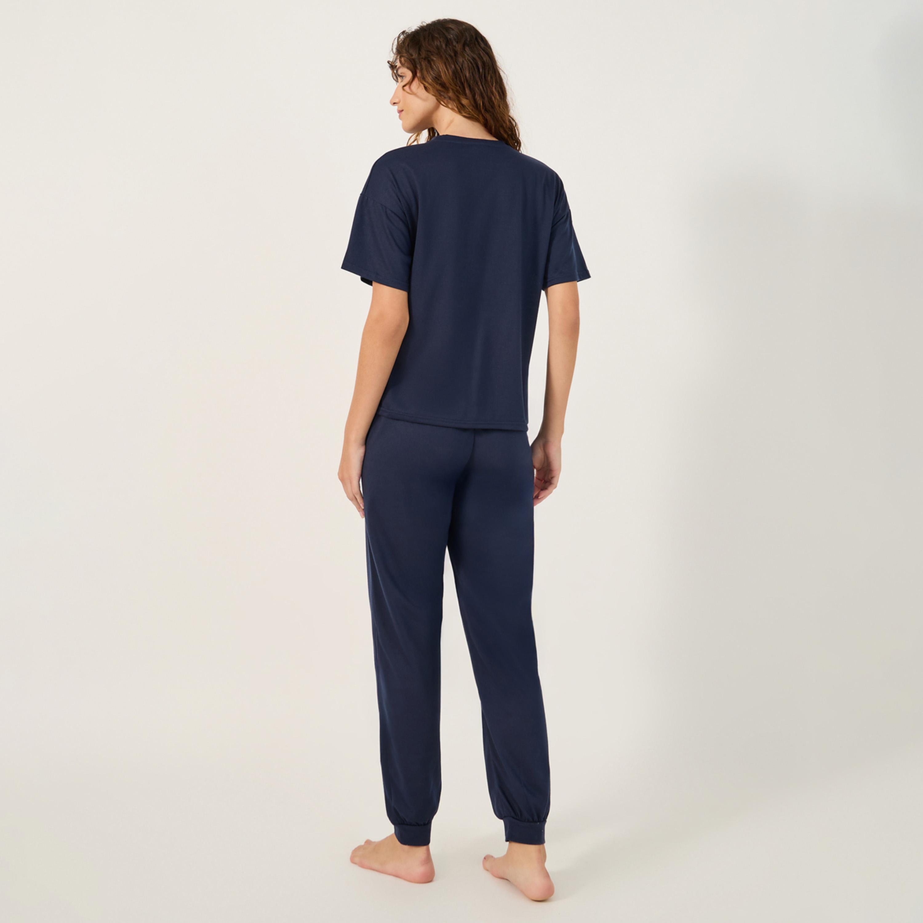 ستايلي - طقم تي شيرت مع بنطال بيجامة بطبعة شعار-women-clothing-nightwear-pyjamas-longsets-image-5