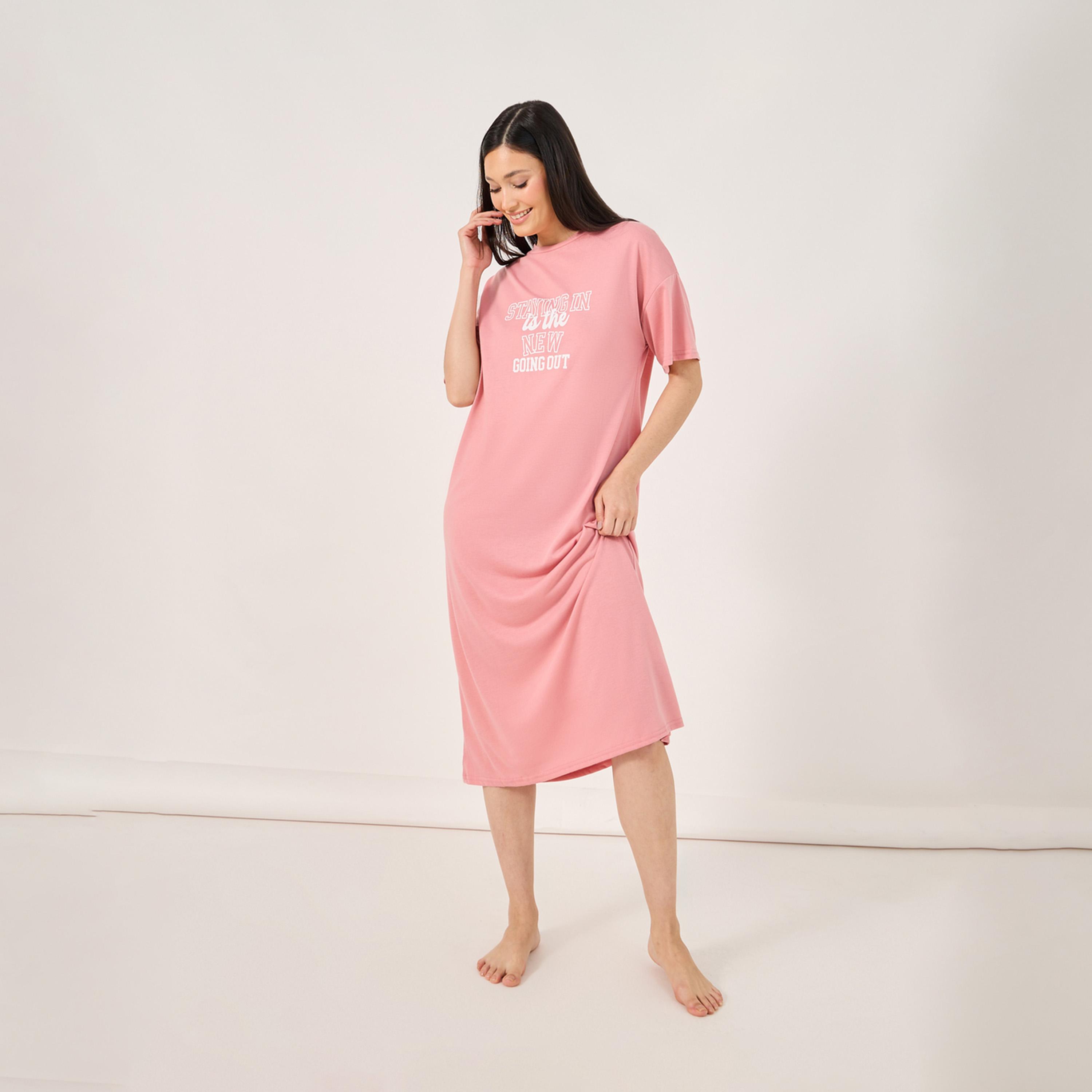ستايلي - فستان نوم تي شيرت بشعار ستايينج إن بكتف منسدل-women-clothing-nightwear-nighties-image-1