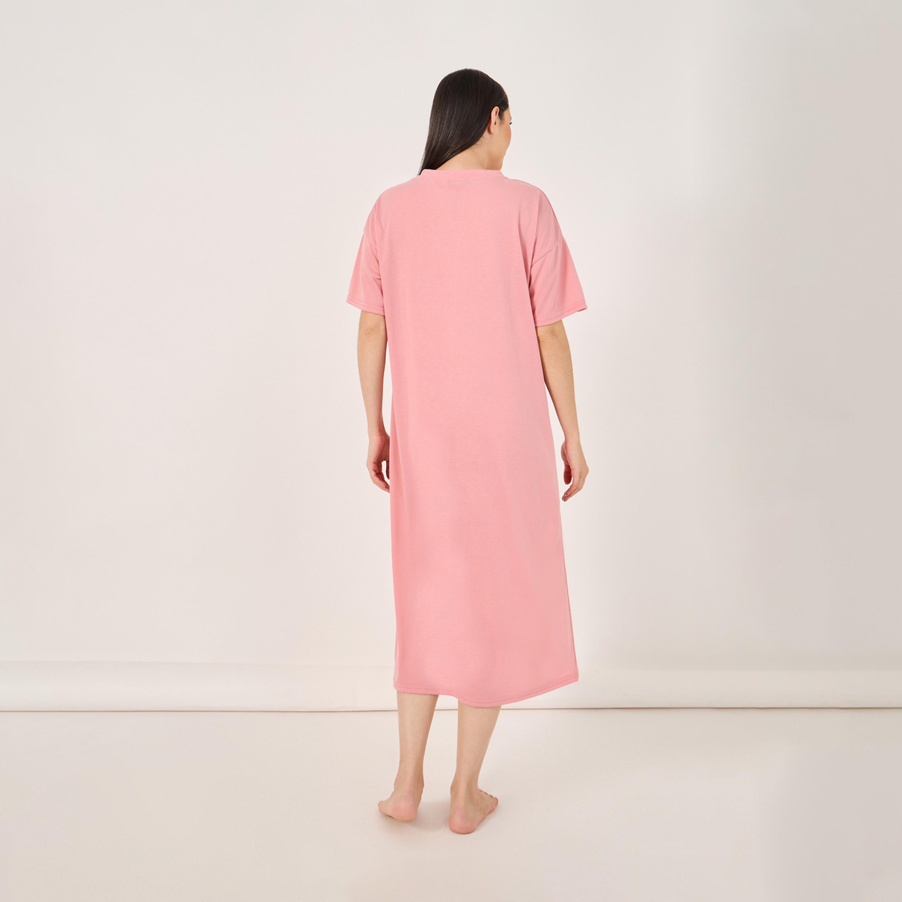 ستايلي - فستان نوم تي شيرت بشعار ستايينج إن بكتف منسدل-women-clothing-nightwear-nighties-image-4