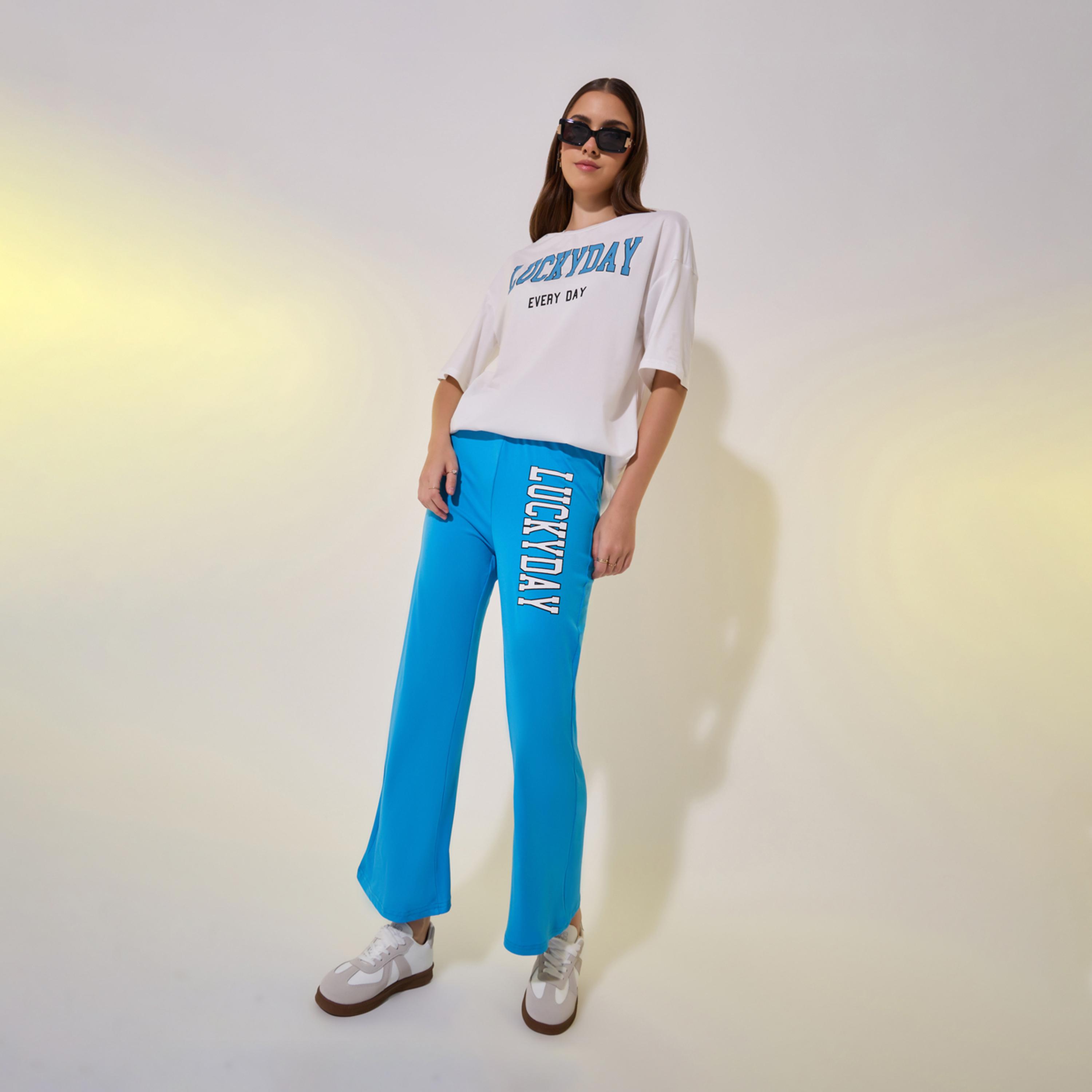 طقم من بنطال وتيشيرت بطبعة كتابة وياقة دائرية-women-clothing-coordsets-image-2