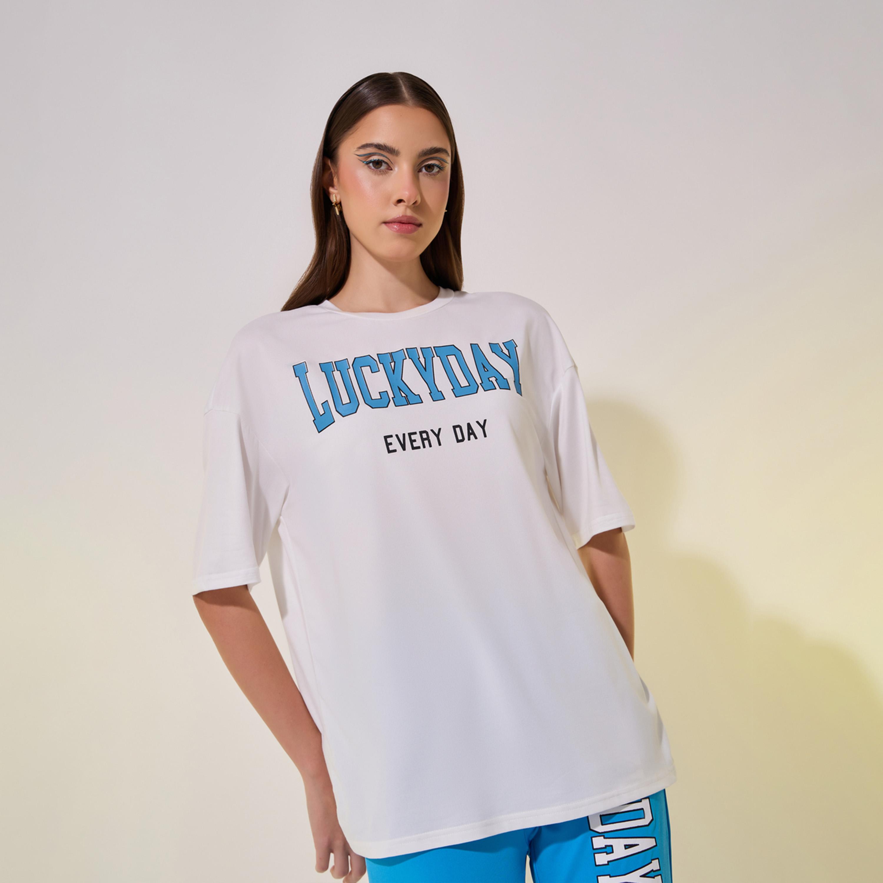 طقم من بنطال وتيشيرت بطبعة كتابة وياقة دائرية-women-clothing-coordsets-image-3
