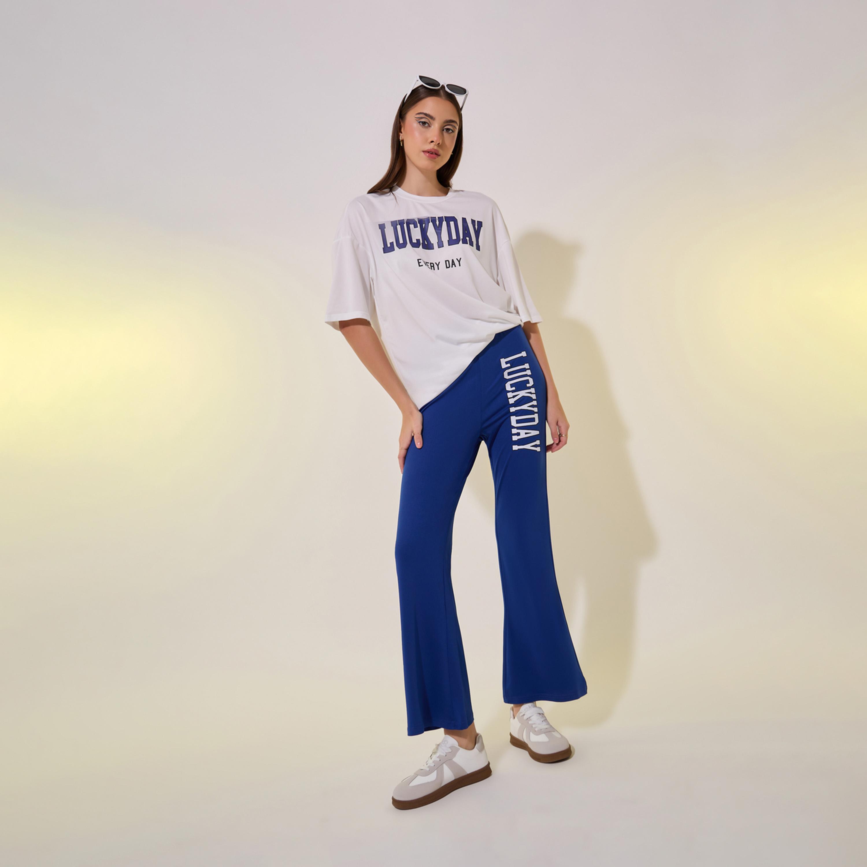 طقم من بنطال وتيشيرت بطبعة كتابة وياقة دائرية-women-clothing-coordsets-image-1