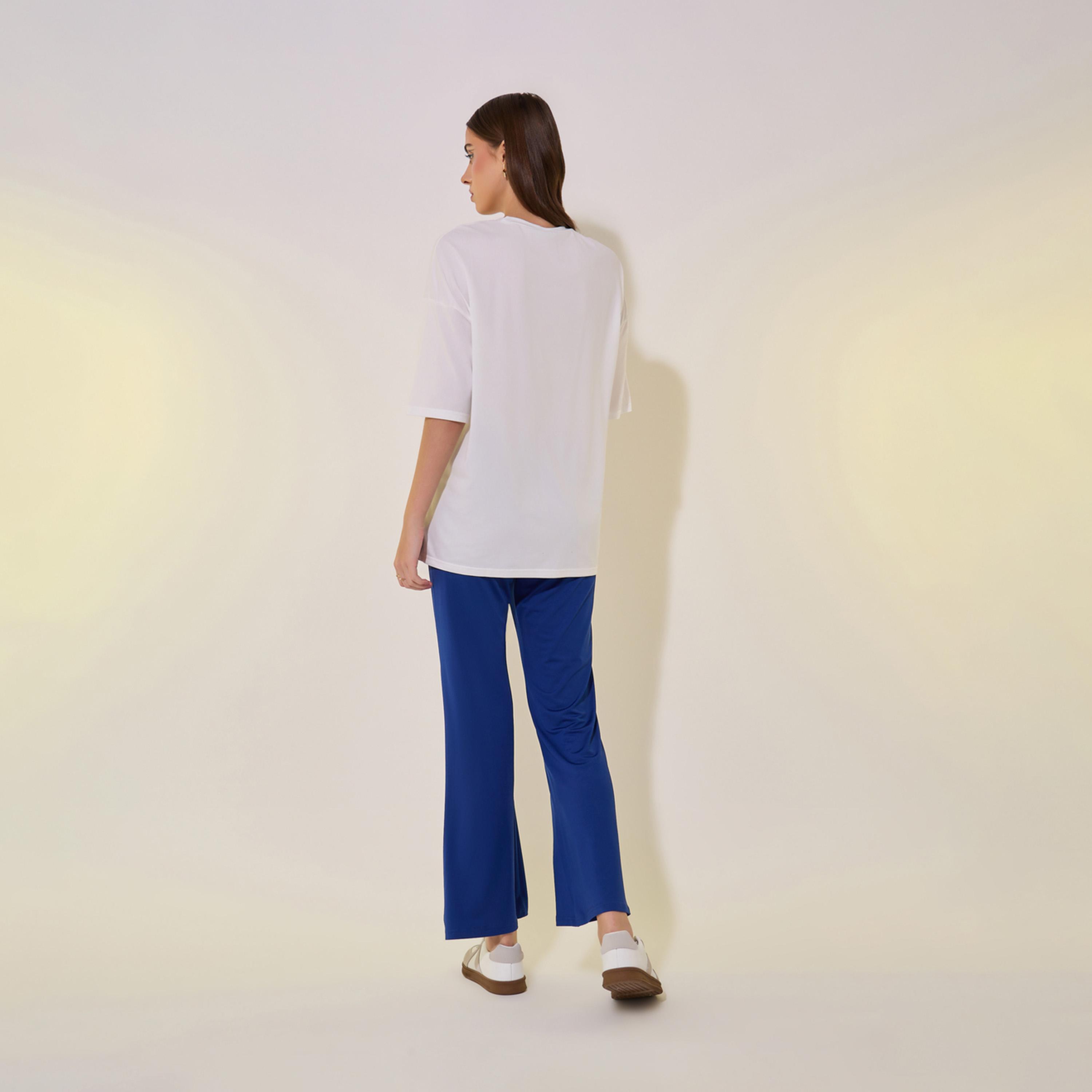 طقم من بنطال وتيشيرت بطبعة كتابة وياقة دائرية-women-clothing-coordsets-image-6
