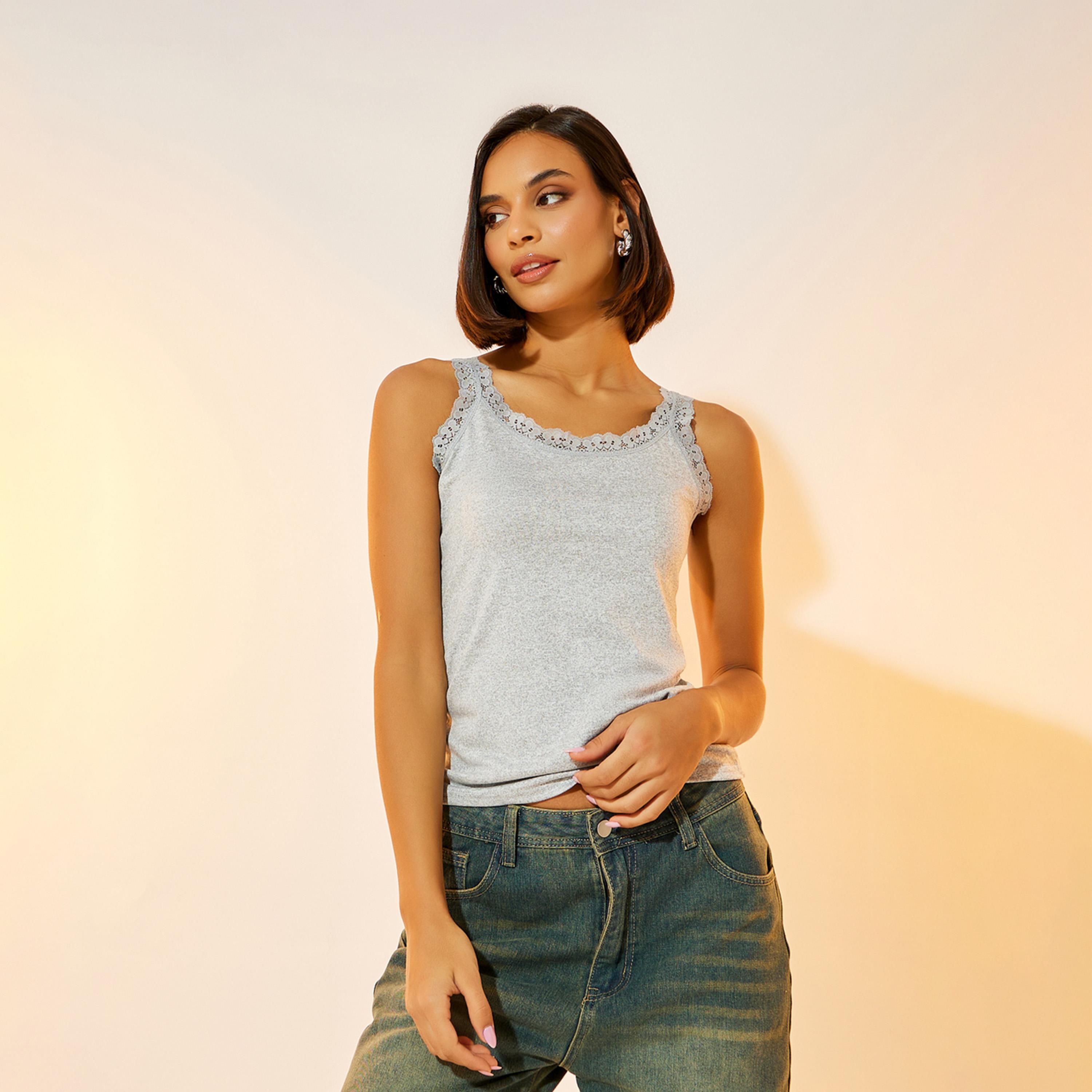بلوزة كامي سادة بياقة دائرية وتفاصيل دانتيل-women-clothing-tshirts-image-4