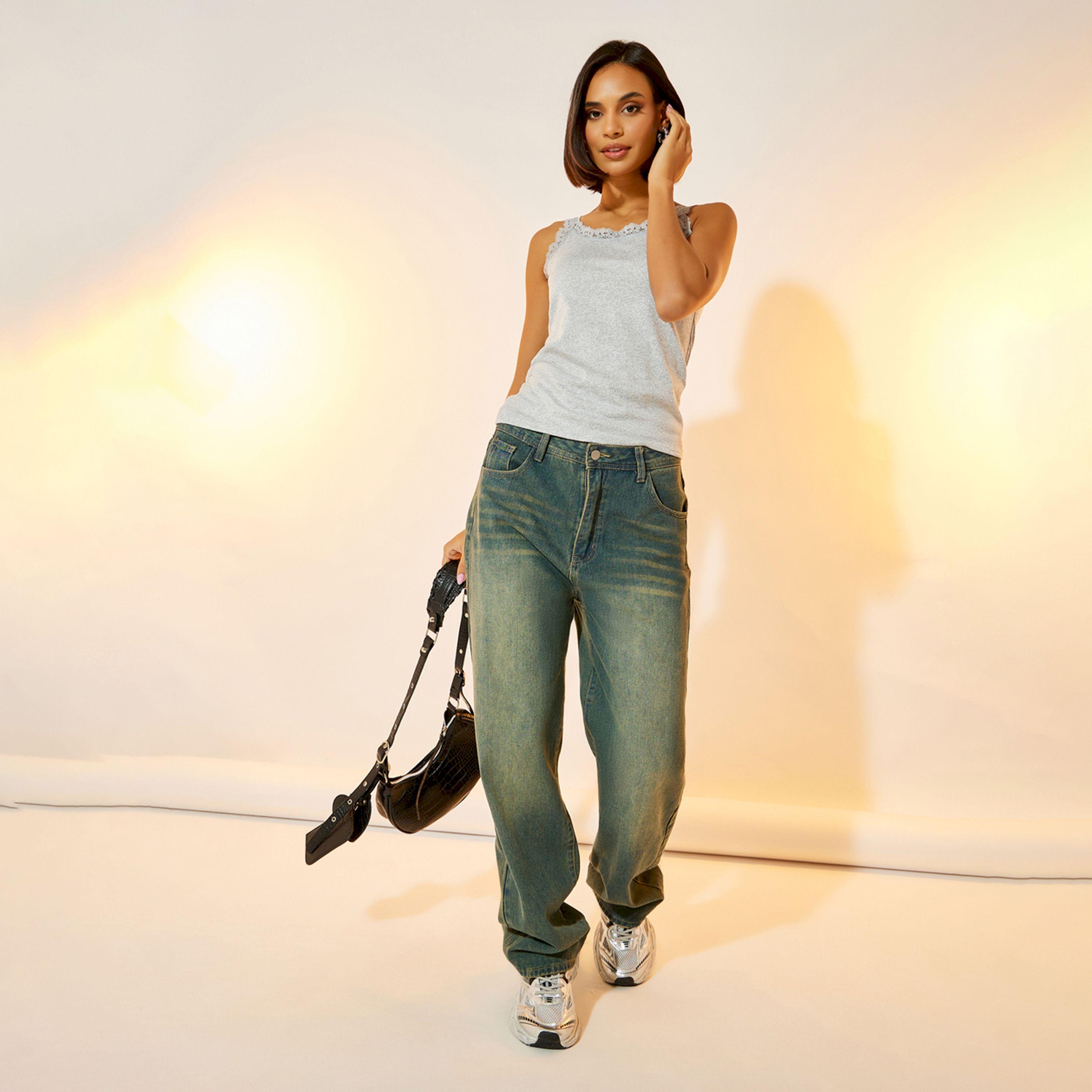 بلوزة كامي سادة بياقة دائرية وتفاصيل دانتيل-women-clothing-tshirts-image-3