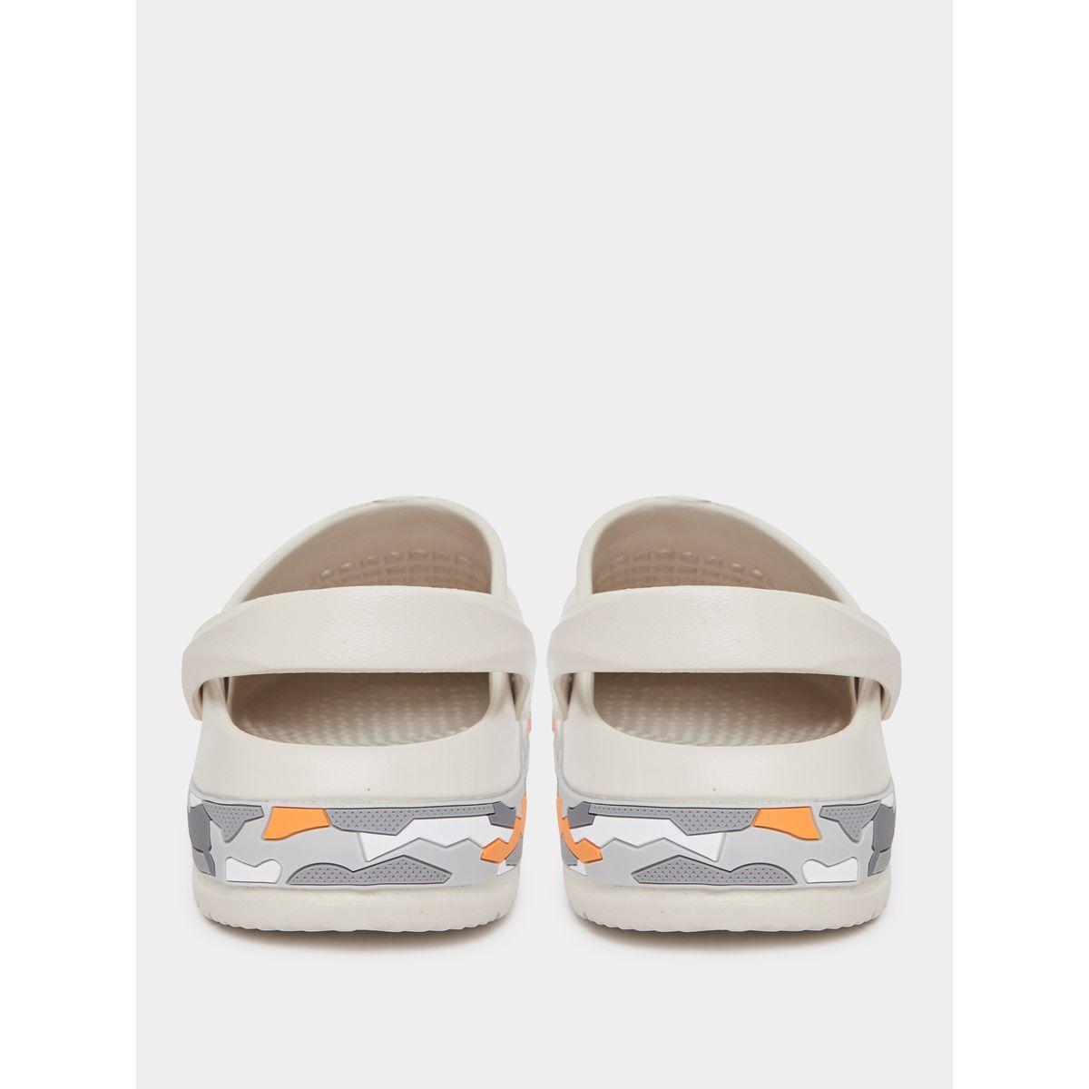 كلوغز بنعل مزين بتصميم كامو مع سير خلفي-men-shoes-sandals-image-4