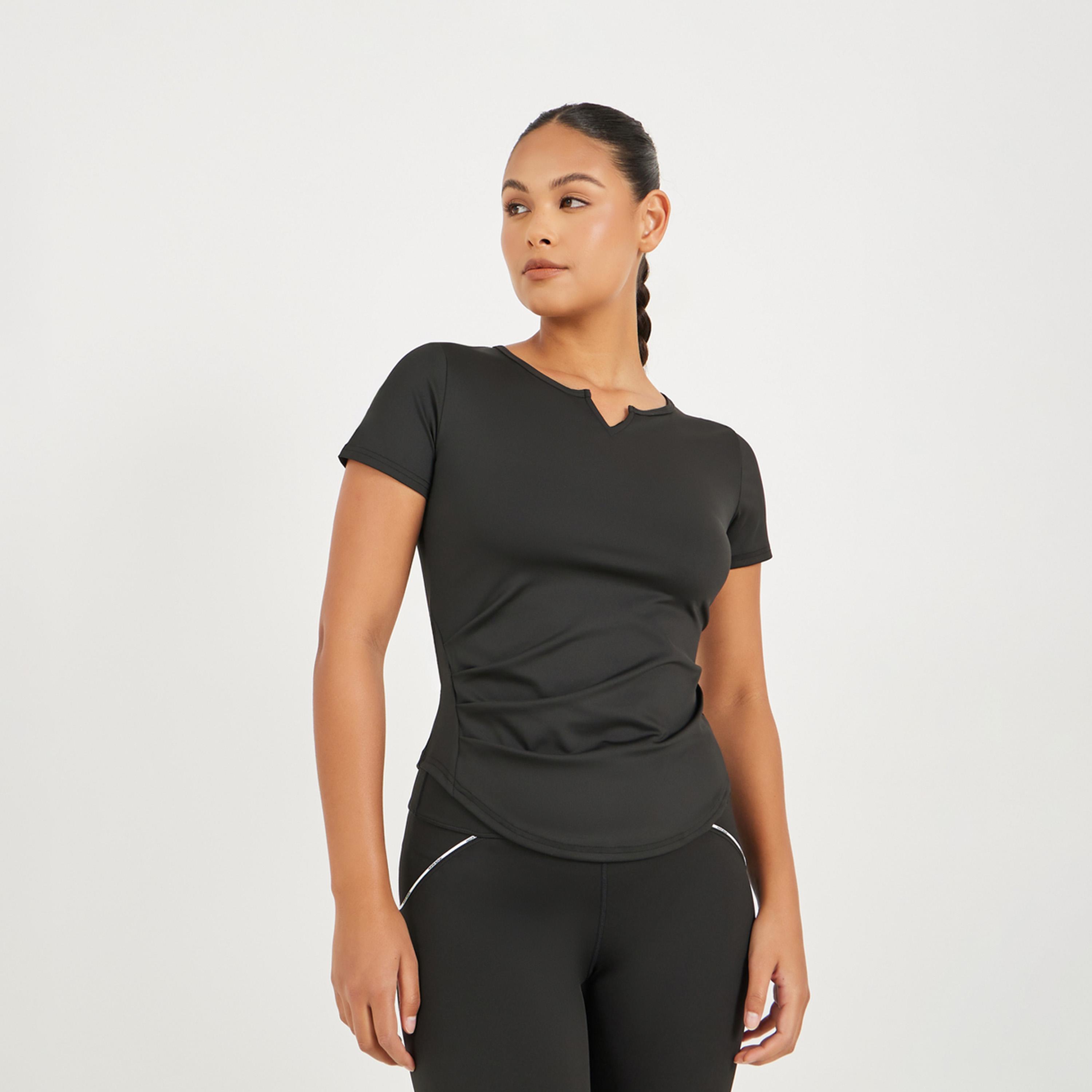 ستايلي - بلوزة رياضية ذات حافة منحنية وفتحة رقبة صغيرة-women-clothing-sportswearandactivewear-tshirtsandvests-image-1