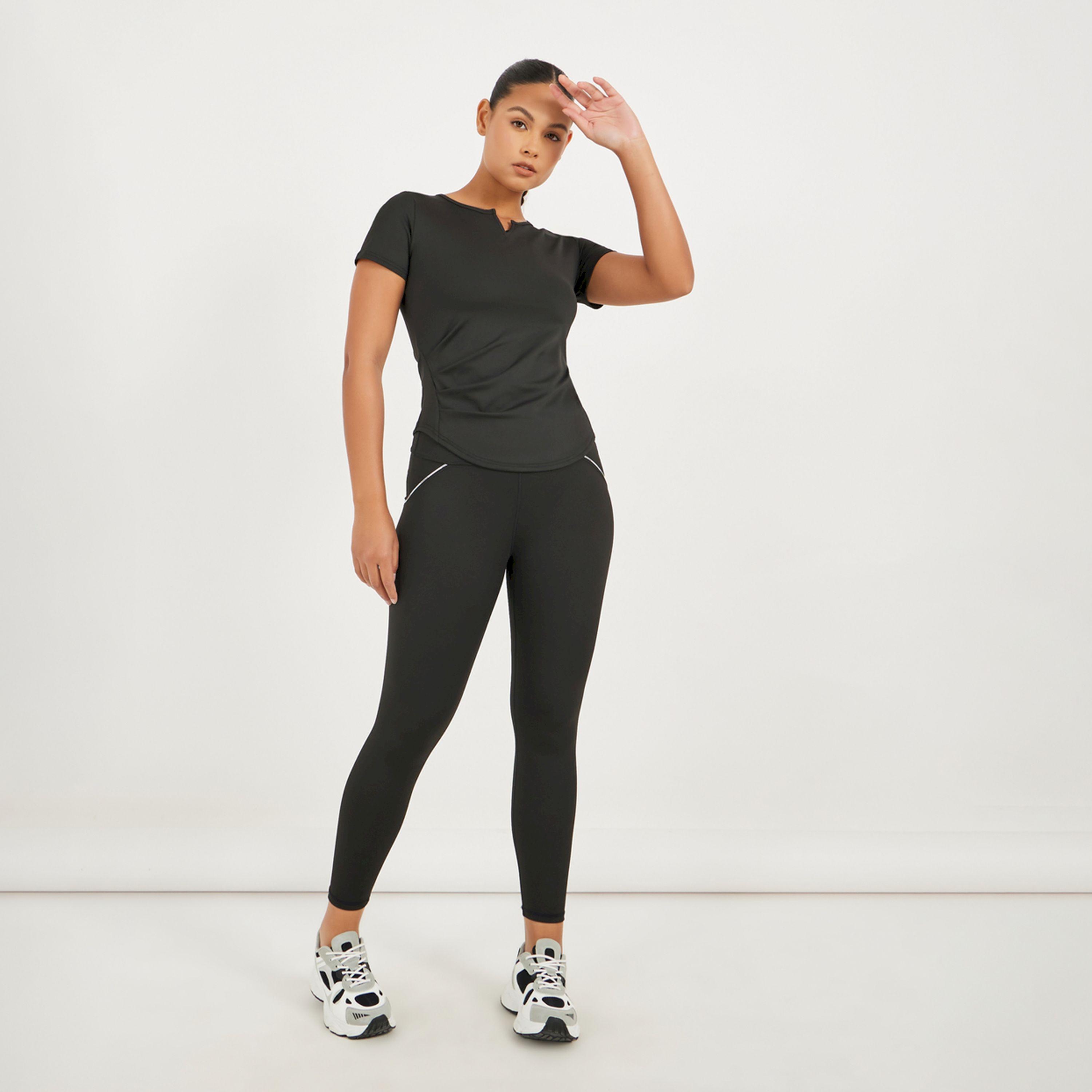 ستايلي - بلوزة رياضية ذات حافة منحنية وفتحة رقبة صغيرة-women-clothing-sportswearandactivewear-tshirtsandvests-image-2