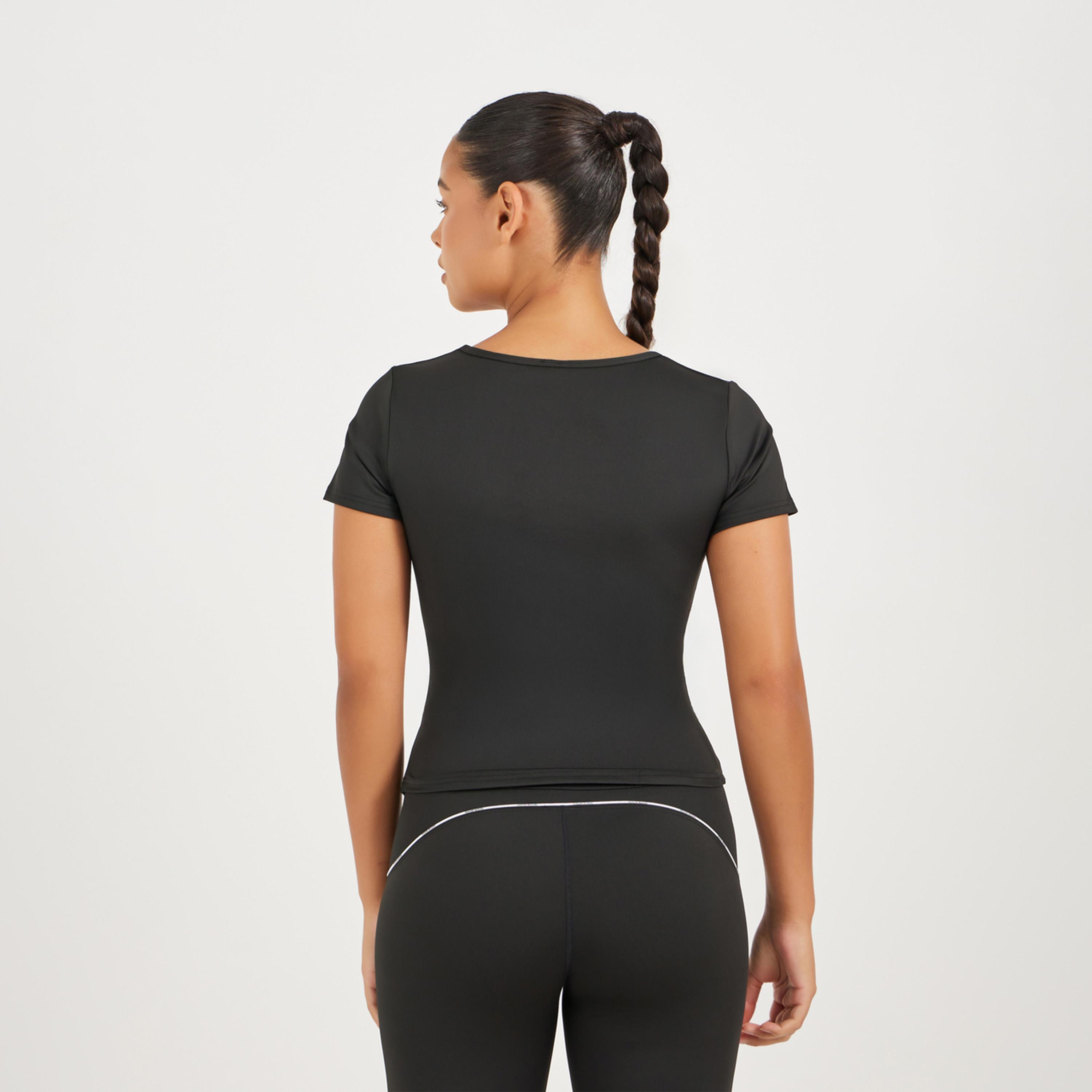 ستايلي - بلوزة رياضية ذات حافة منحنية وفتحة رقبة صغيرة-women-clothing-sportswearandactivewear-tshirtsandvests-image-4