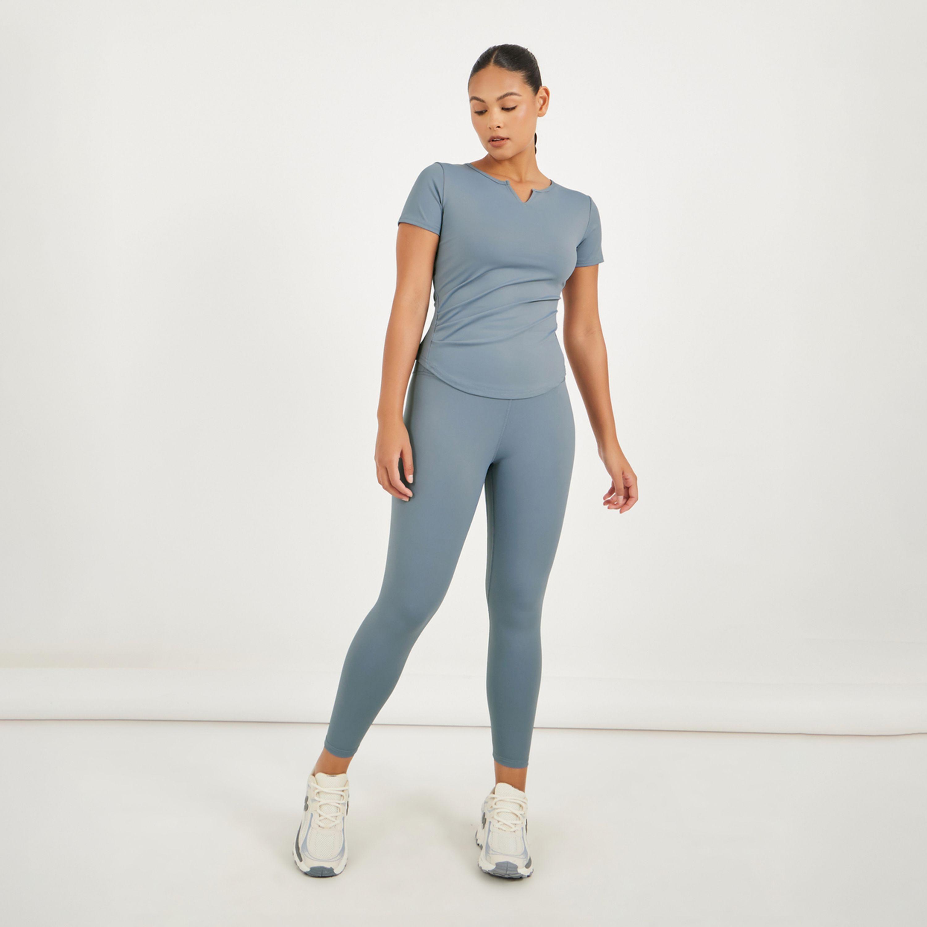 ستايلي - بلوزة رياضية ذات حافة منحنية وفتحة رقبة صغيرة-men-clothing-sportswearandactivewear-tshirtsandpolos-image-2