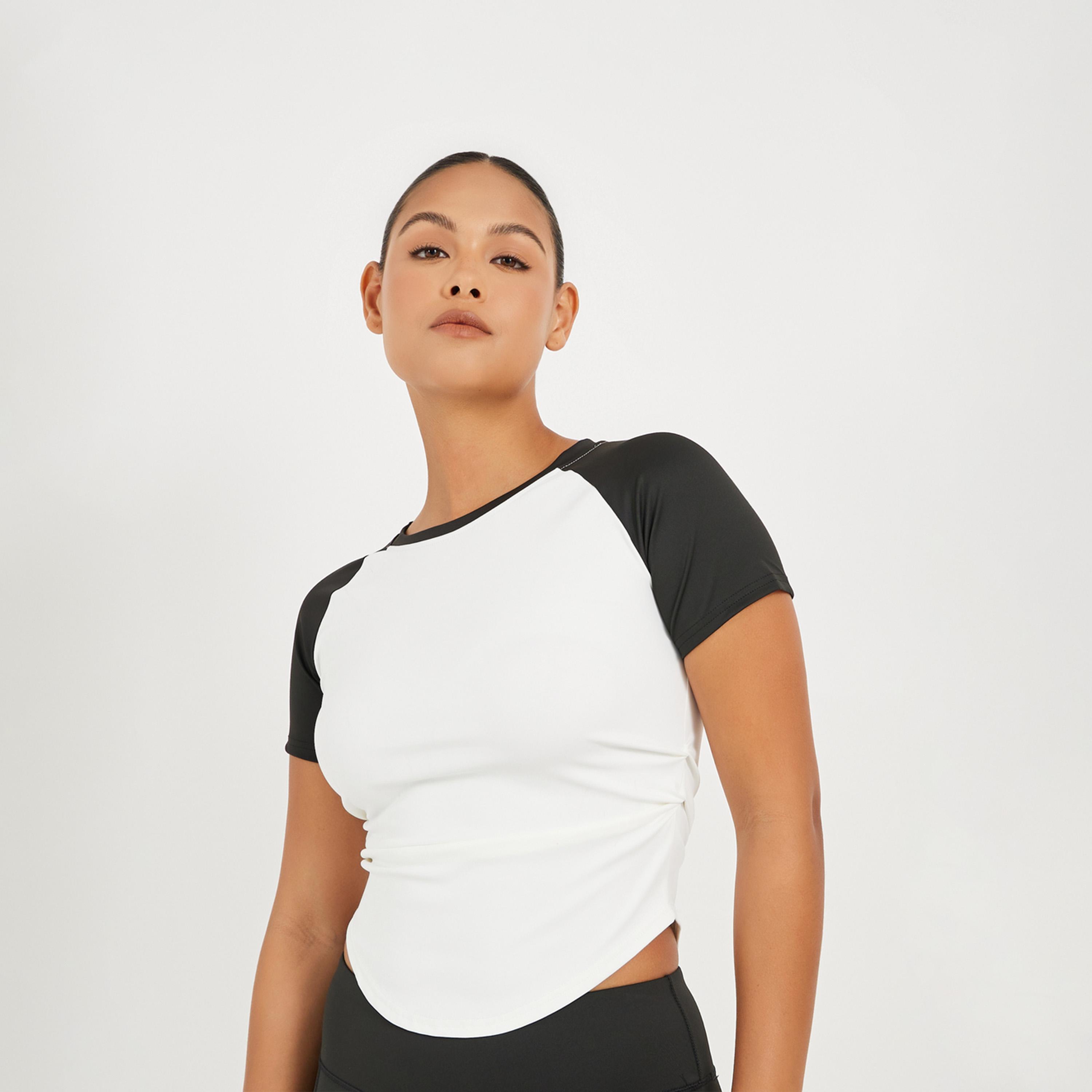 ستايلي - بلوزة رياضية بأكمام قصيرة وحافة منحنية وألوان متباينة-women-clothing-tshirts-image-1